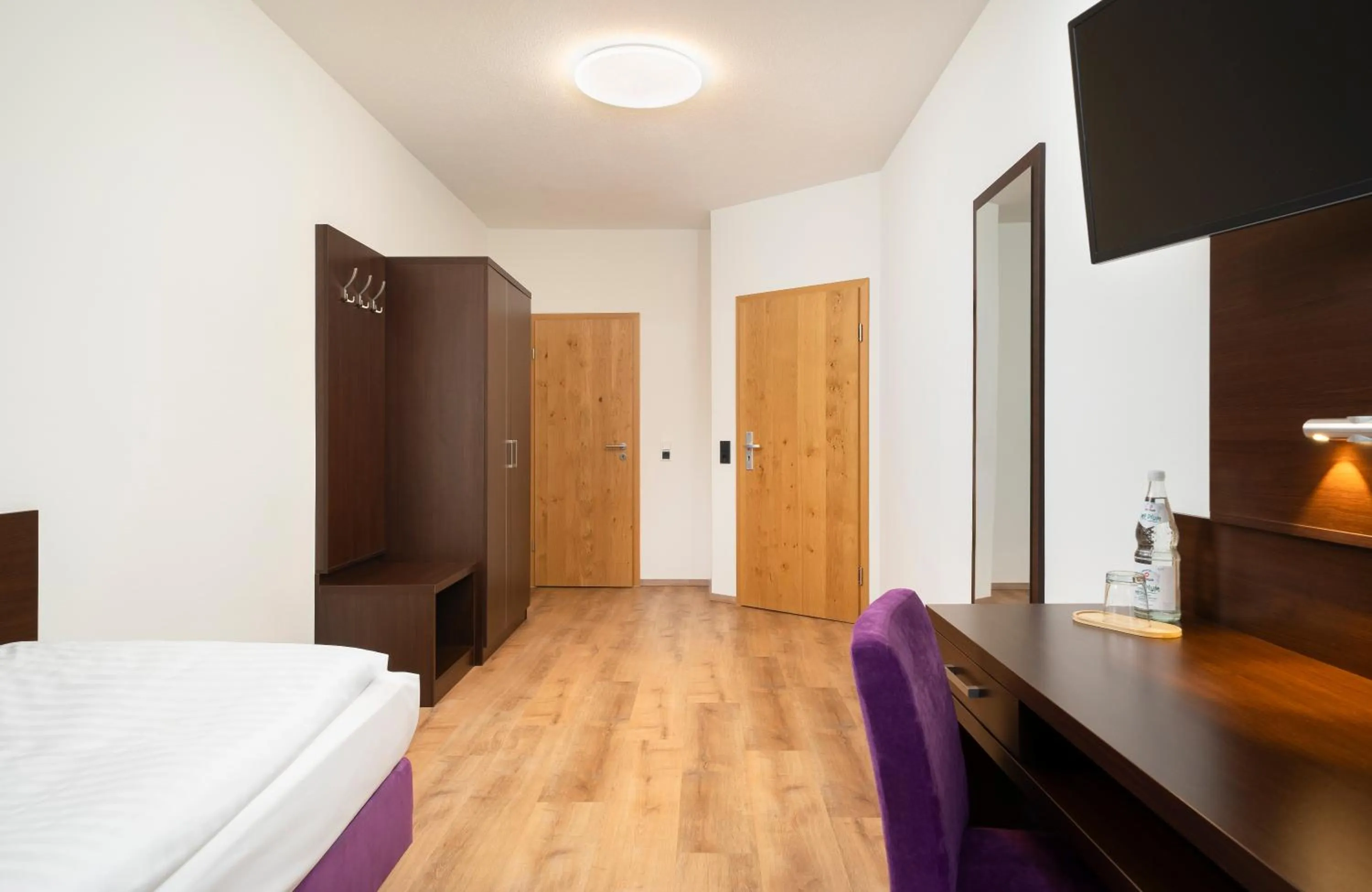 Photo of the whole room, Bed in ates Hotel Lampertheim by AURUM