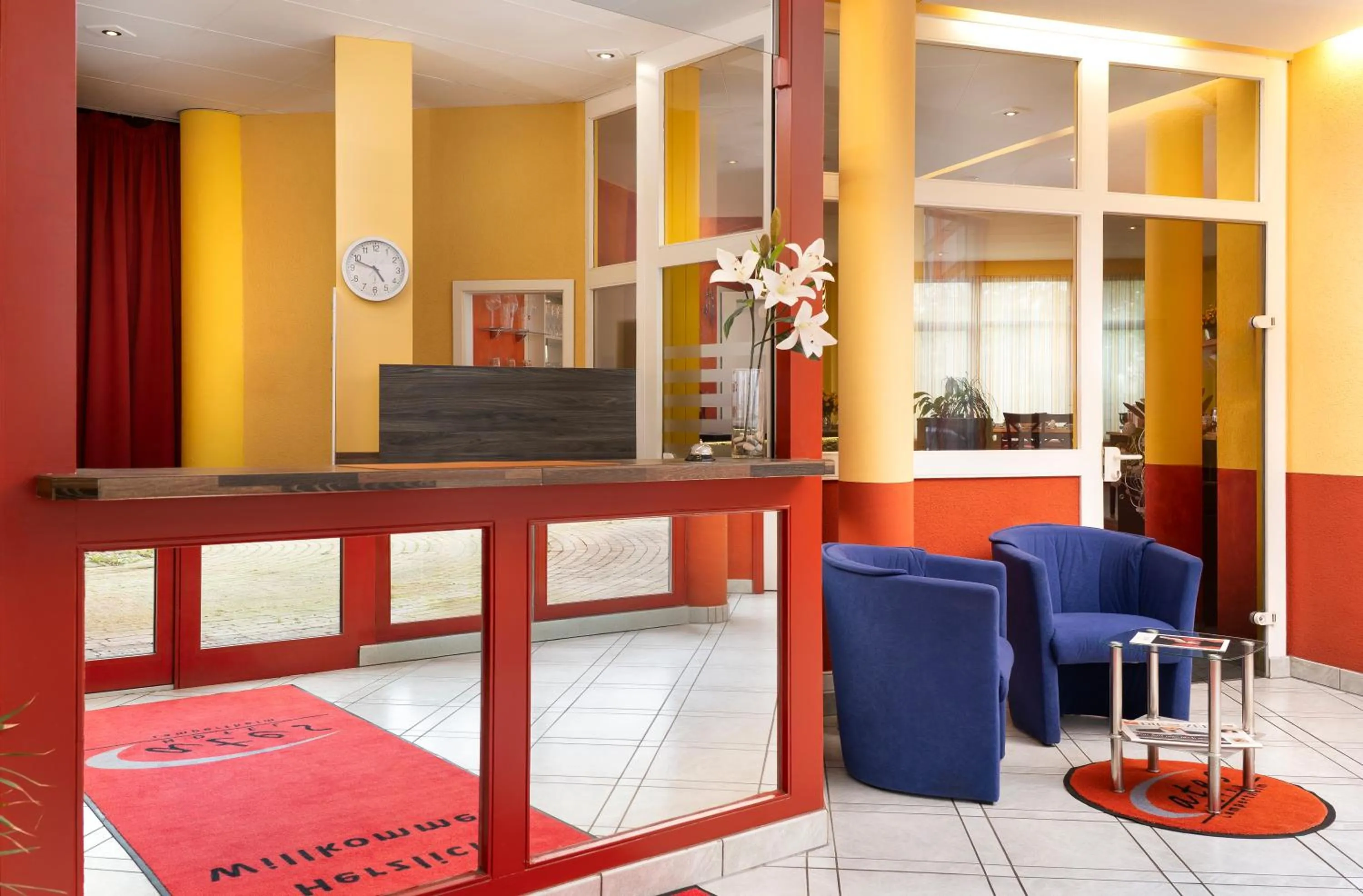 Lobby or reception in ates Hotel Lampertheim by AURUM