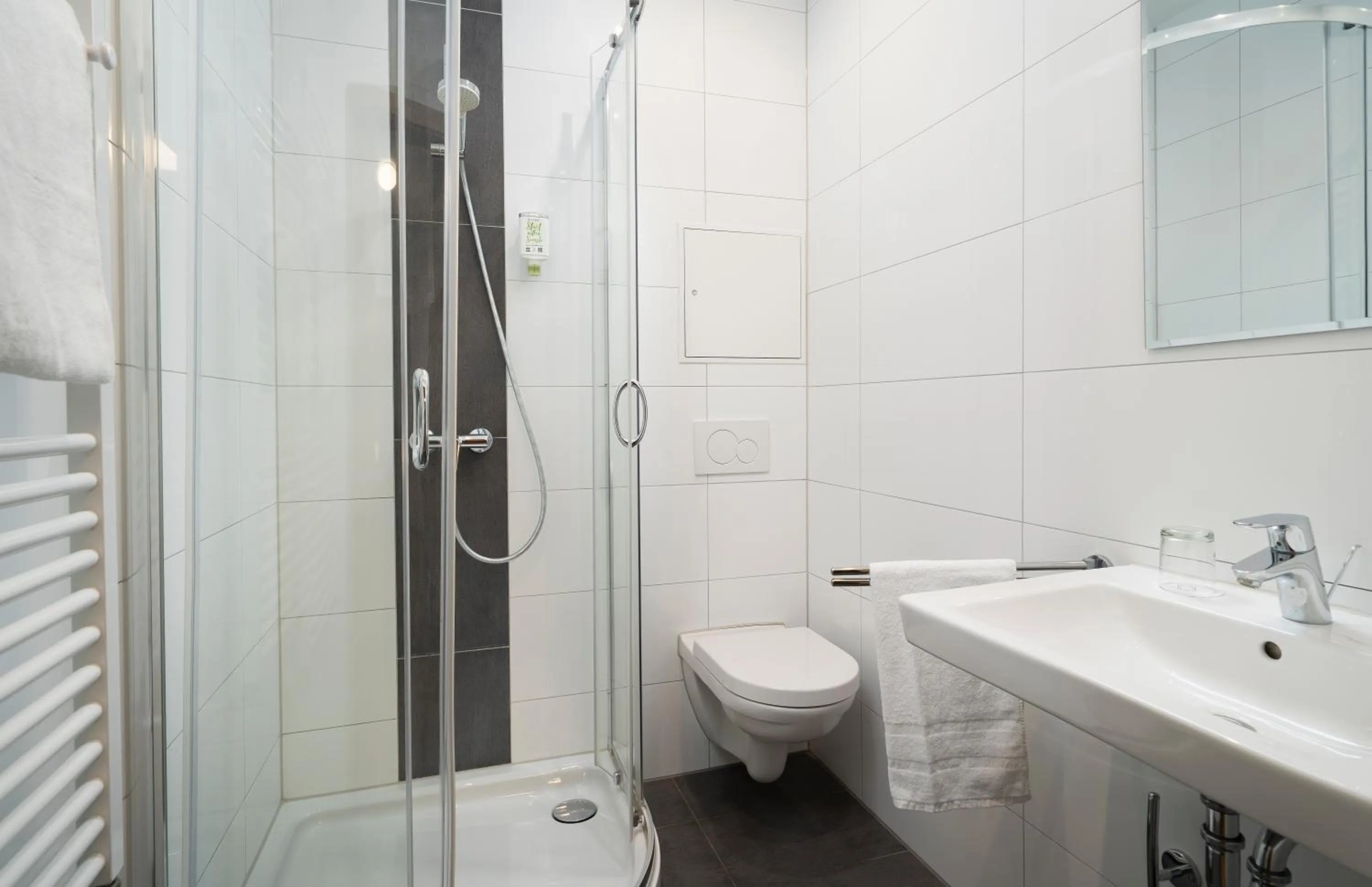 Bathroom in ates Hotel Lampertheim by AURUM