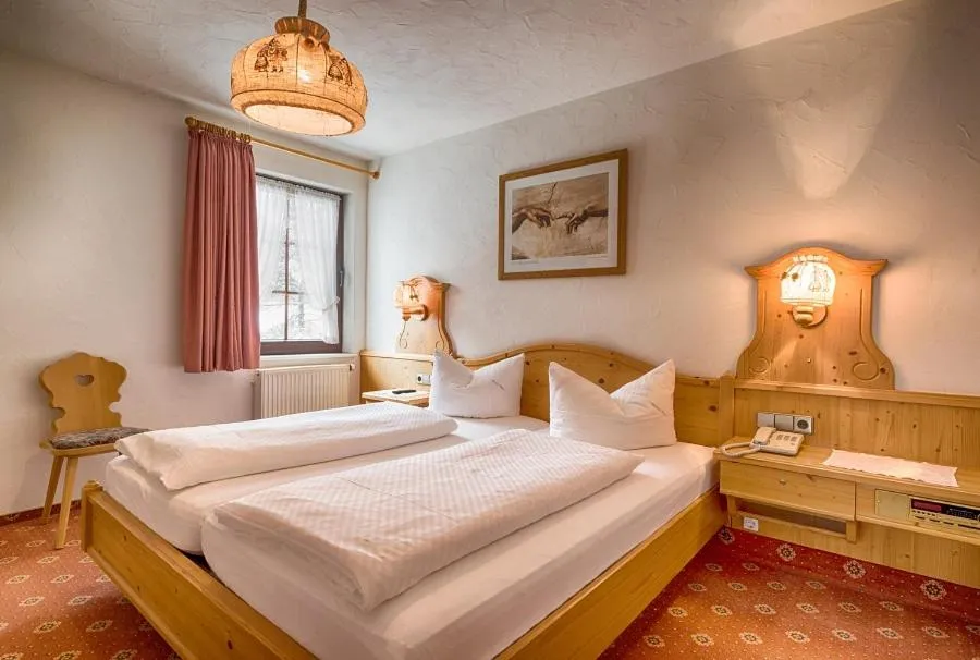 Bed in ZUR TRAUBE Schwarzwaldhotel & Restaurant am Titisee