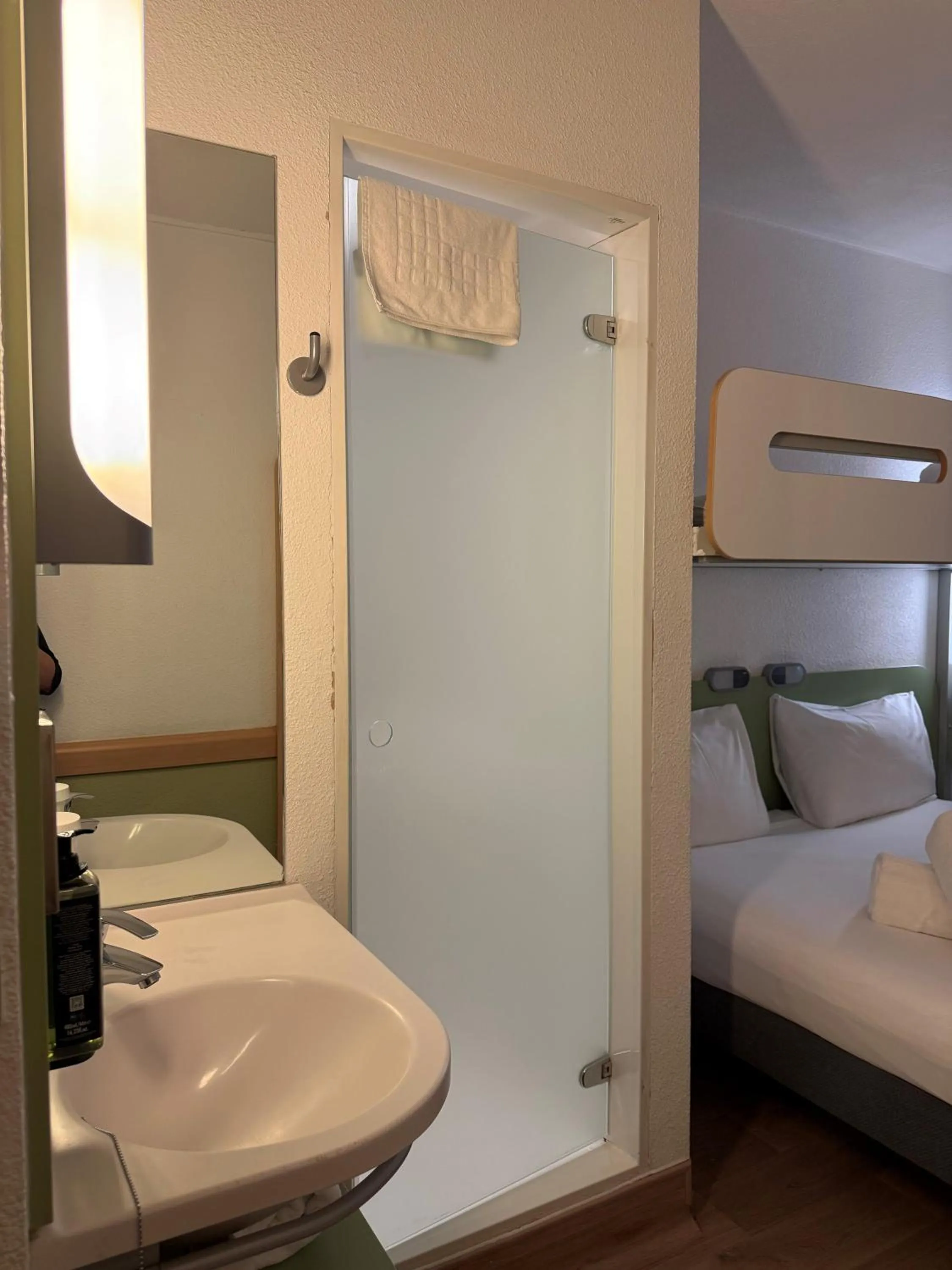 Shower, Bed in ibis budget Leeds Centre Crown Point Road