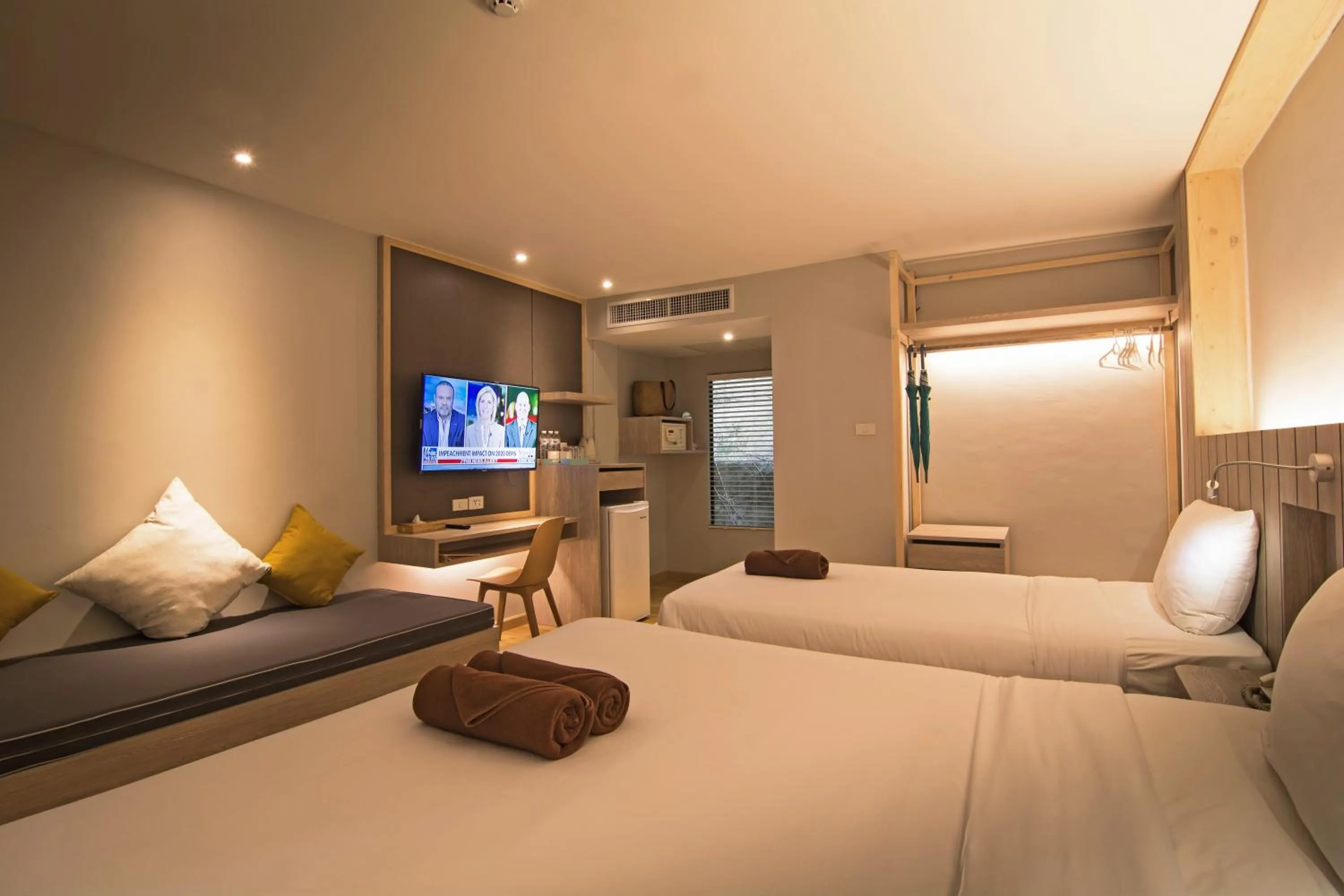 Communal lounge/ TV room, Bed in Baan Karon Resort