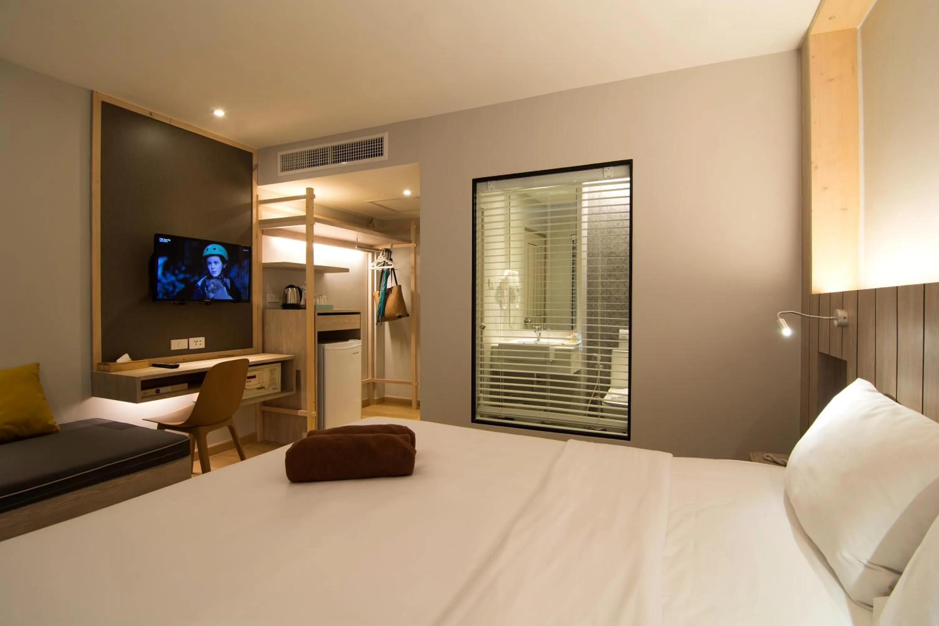 Communal lounge/ TV room, Bed in Baan Karon Resort