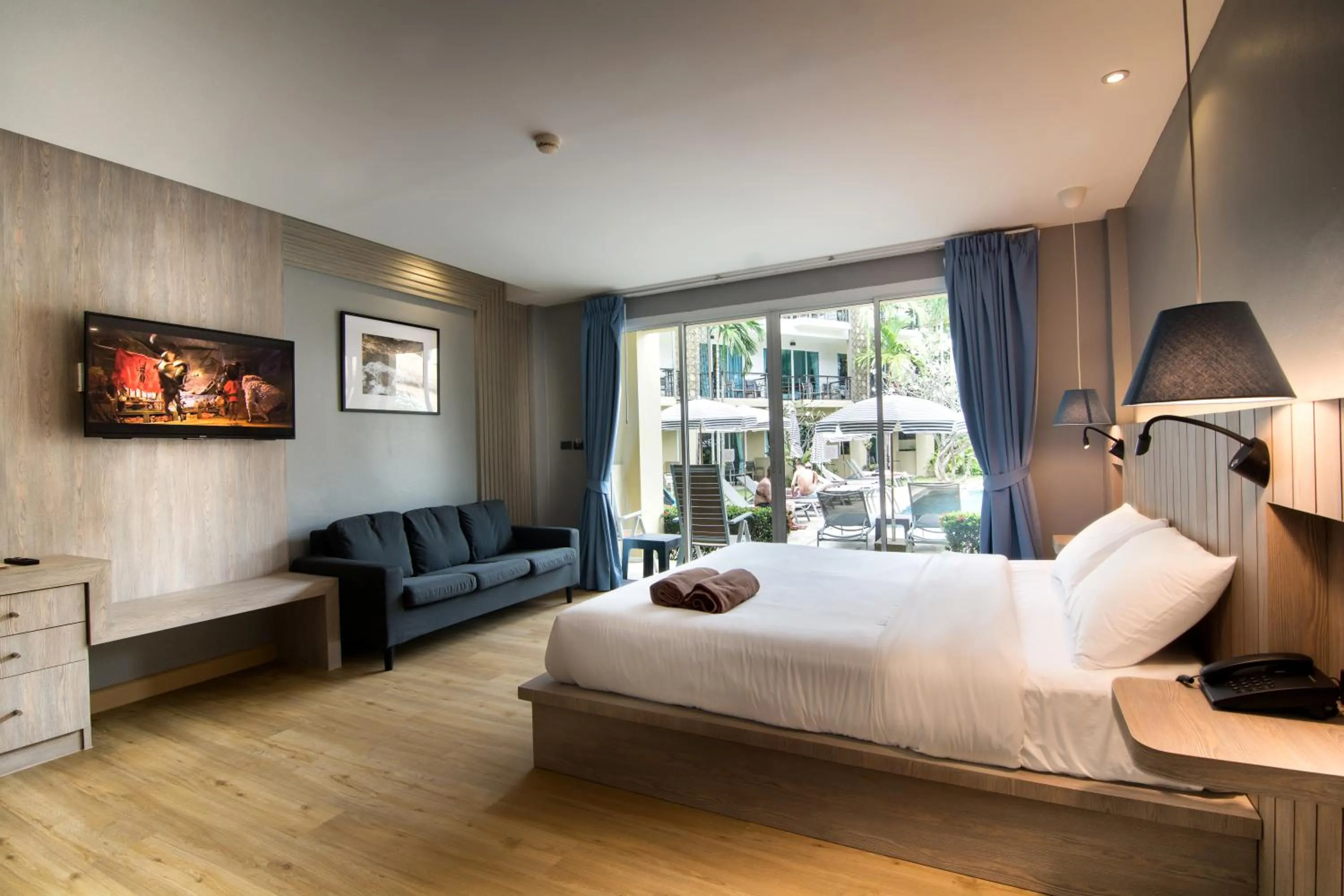 Balcony/Terrace, Bed in Baan Karon Resort