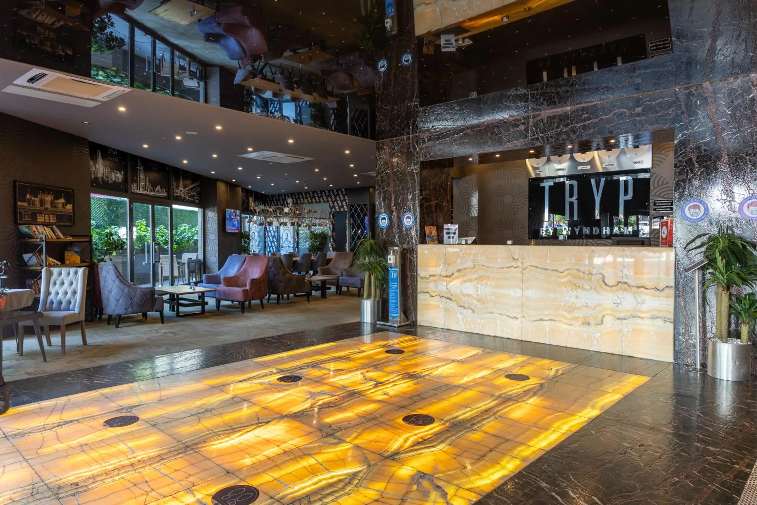 Lounge or bar in Tryp By Wyndham Istanbul Sancaktepe