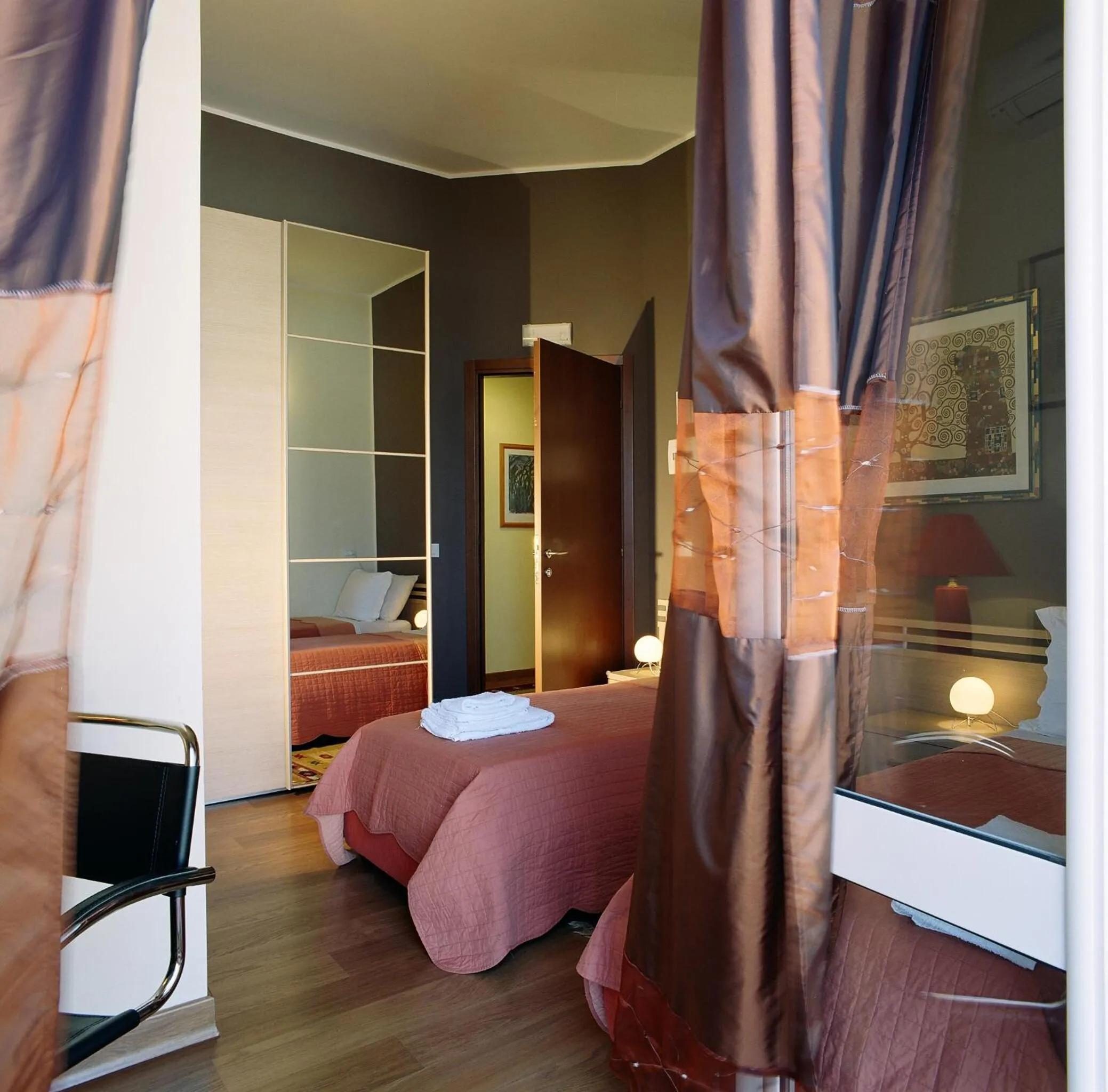 Shower, Bed in Sky Sleeping