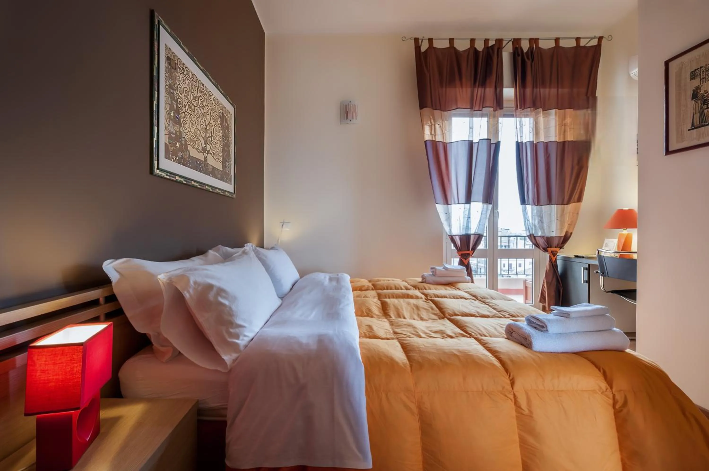 Shower, Bed in Sky Sleeping