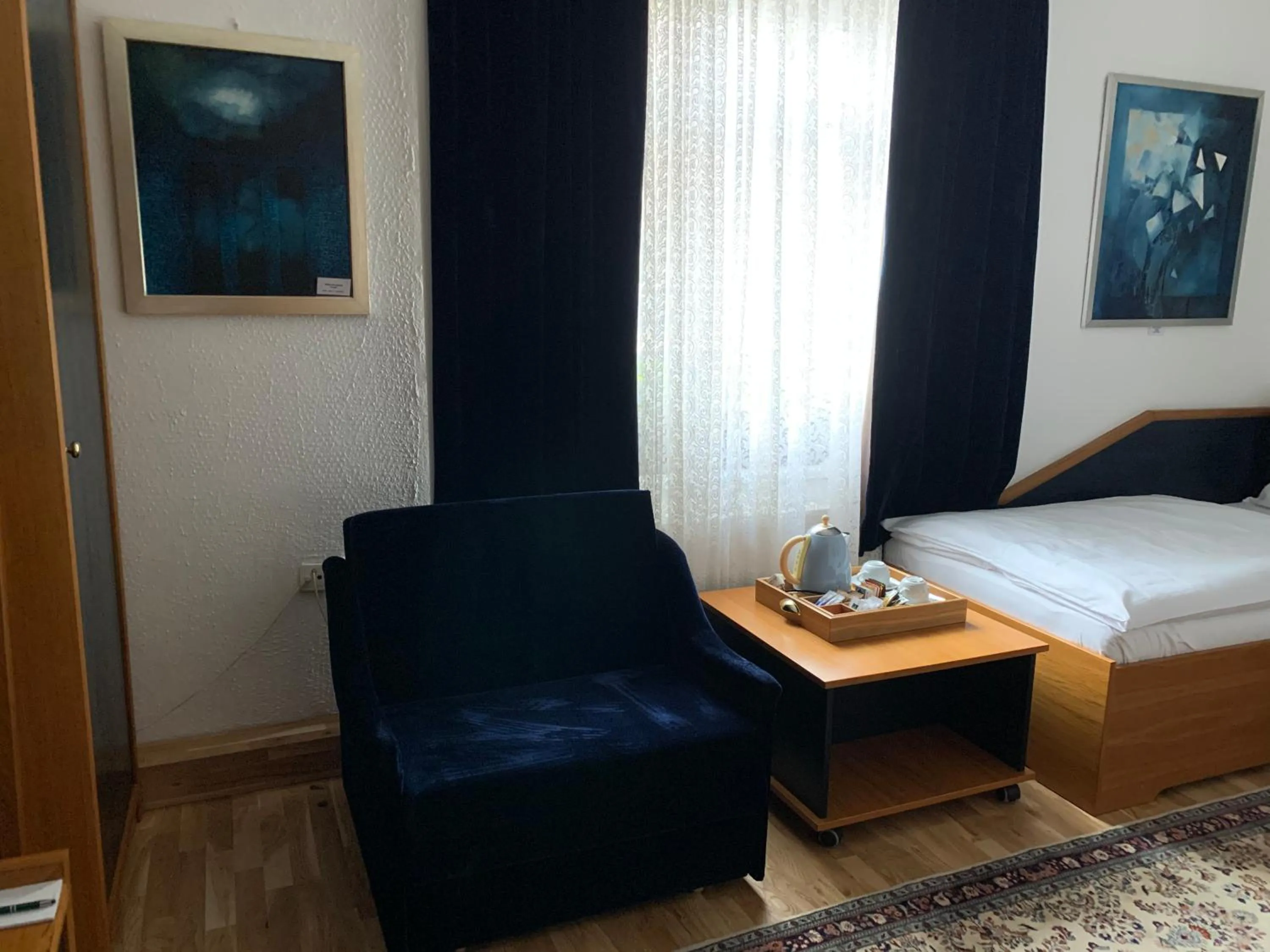 Coffee/tea facilities, Bed in Antik Hotel Sofia