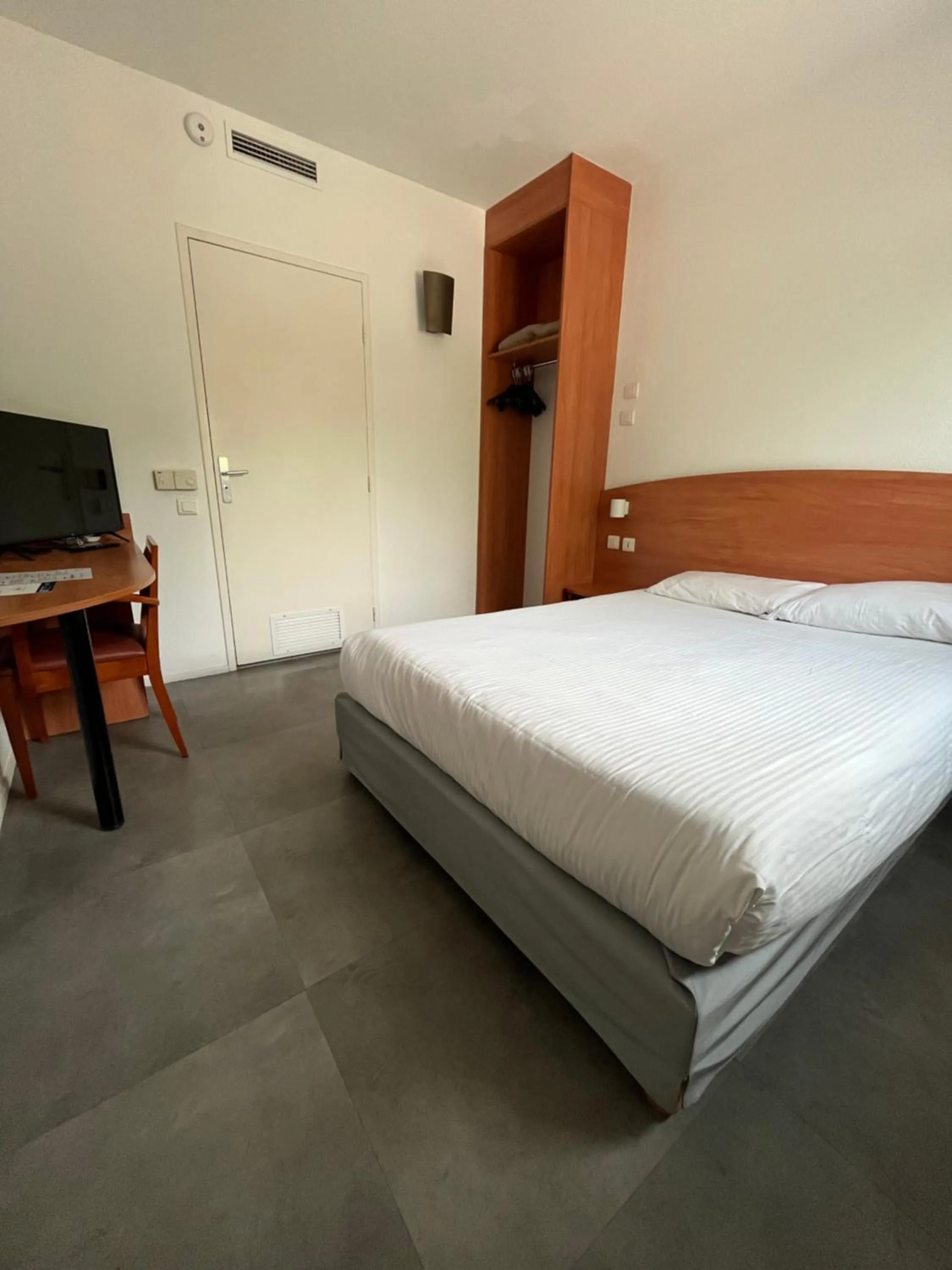 Bed in Hôtel AKENA Nantes Orvault - Ouest