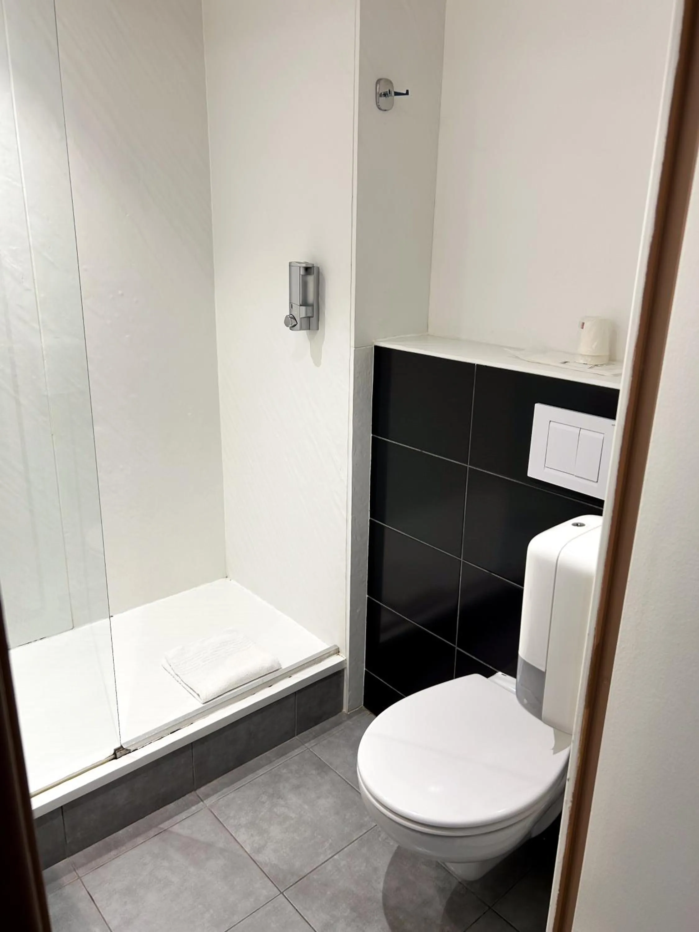 Shower in Hôtel AKENA Nantes Orvault - Ouest