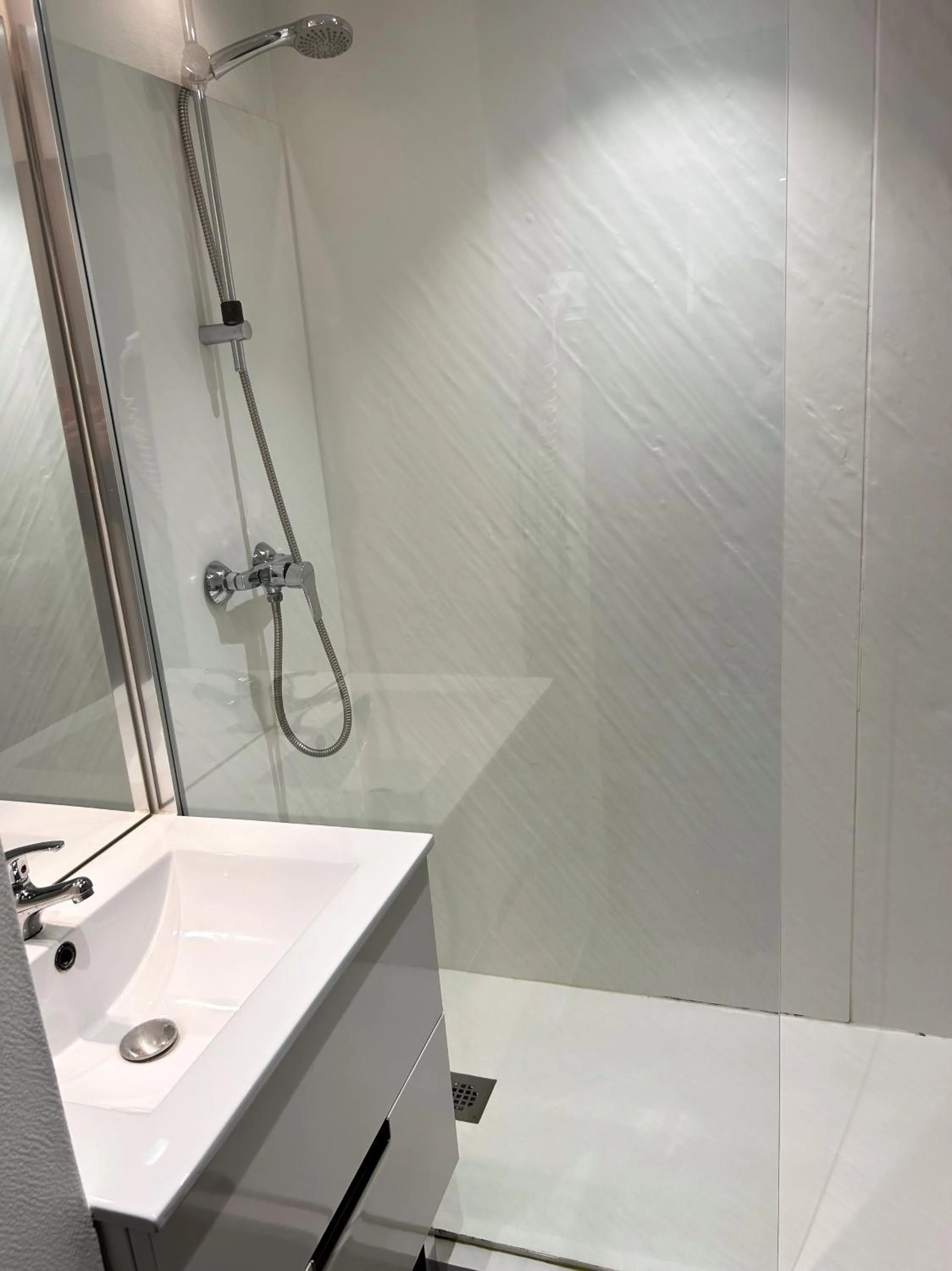 Shower in Hôtel AKENA Nantes Orvault - Ouest