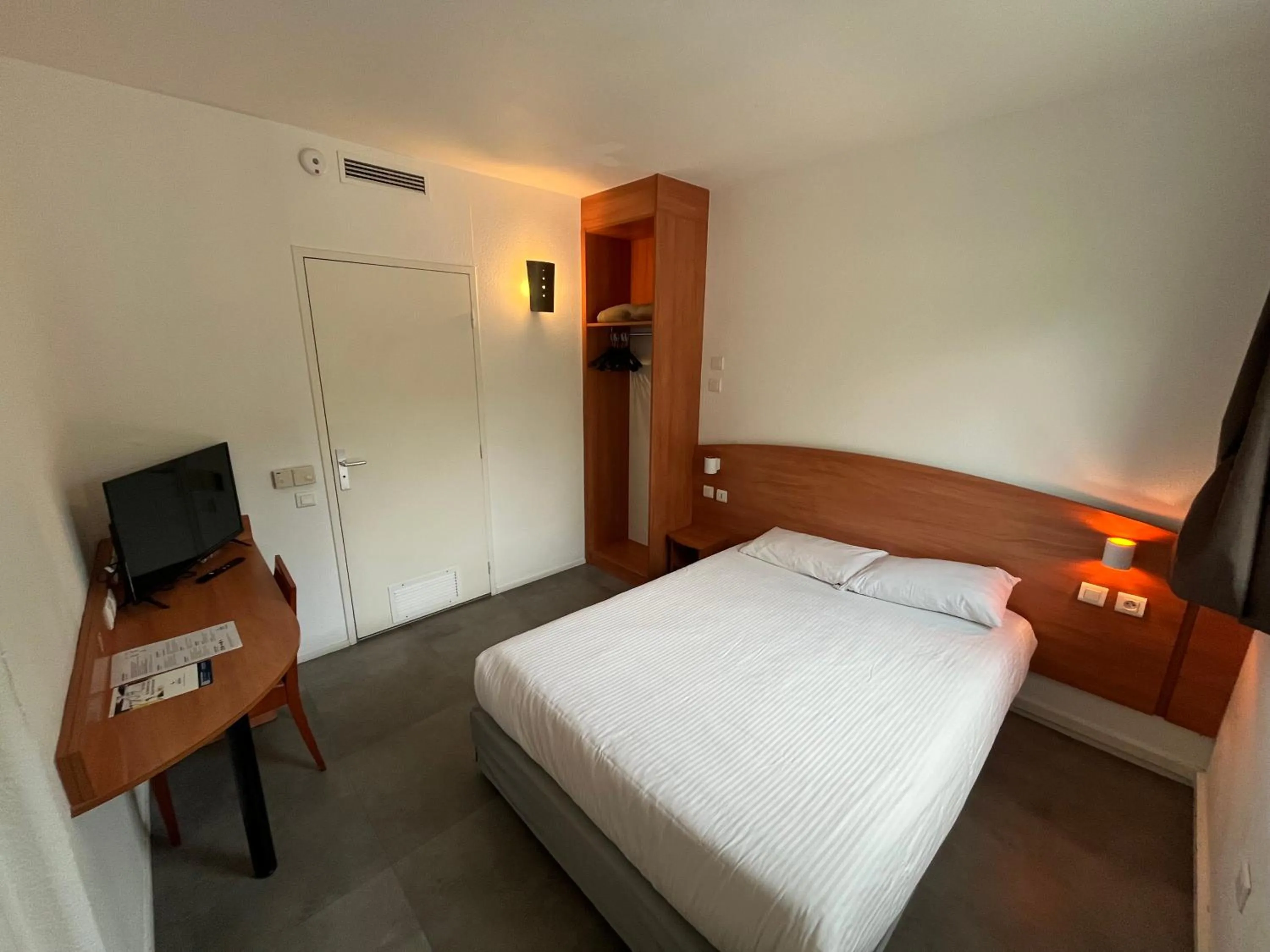 Bed in Hôtel AKENA Nantes Orvault - Ouest