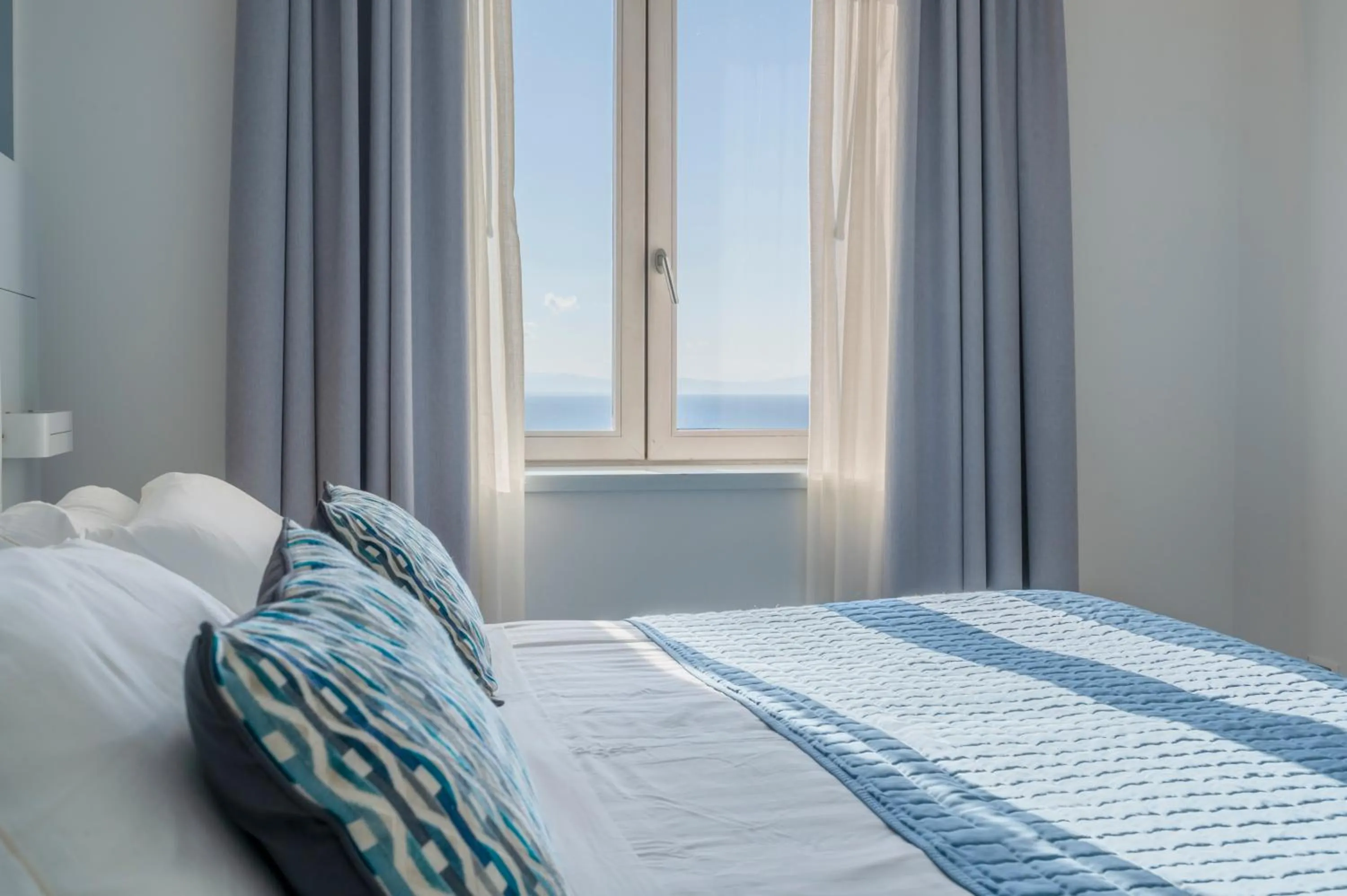 View (from property/room), Bed in Lloyd's Baia Hotel