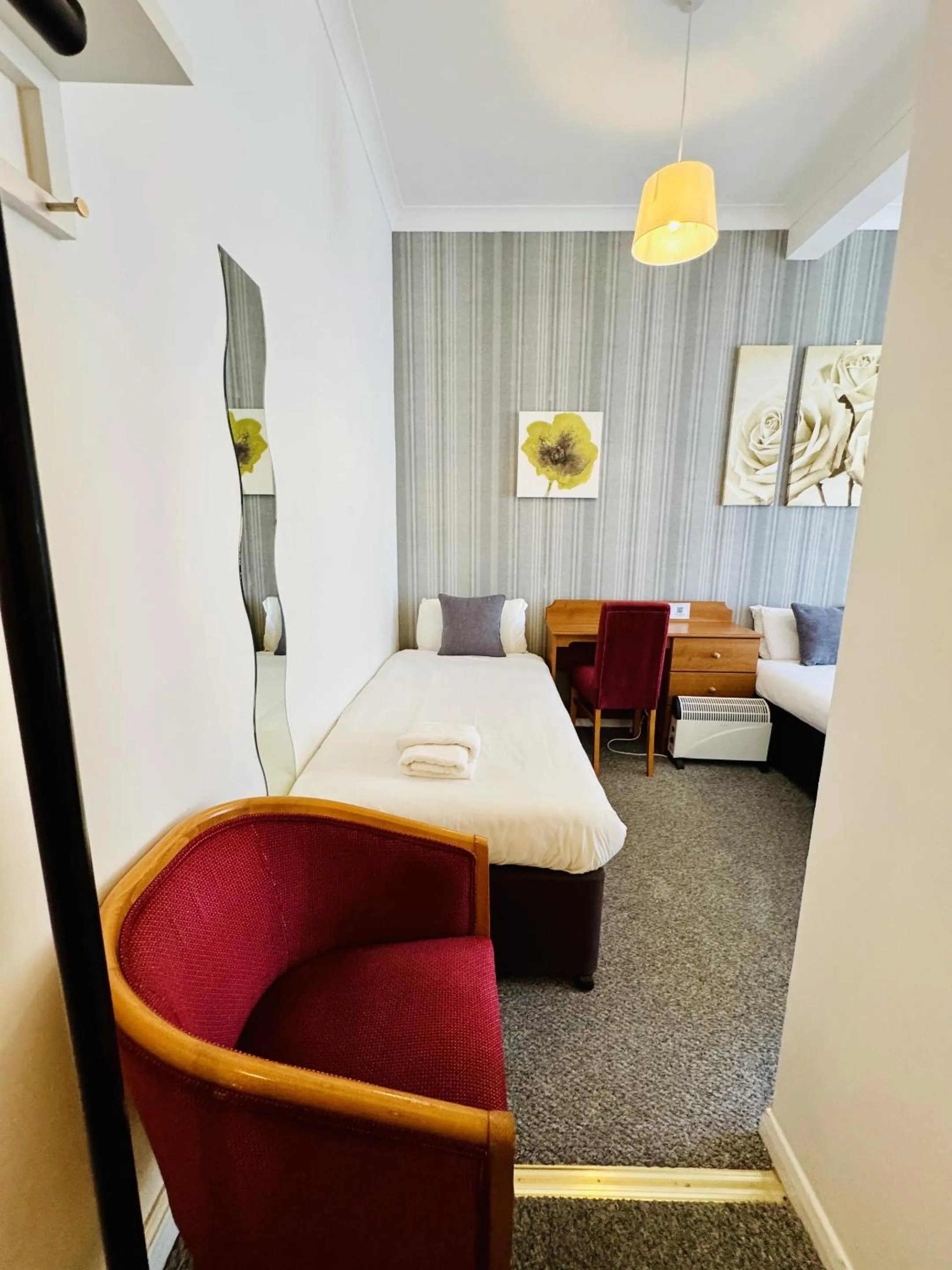 Bedroom, Bed in Carlton Court Hotel Eastbourne