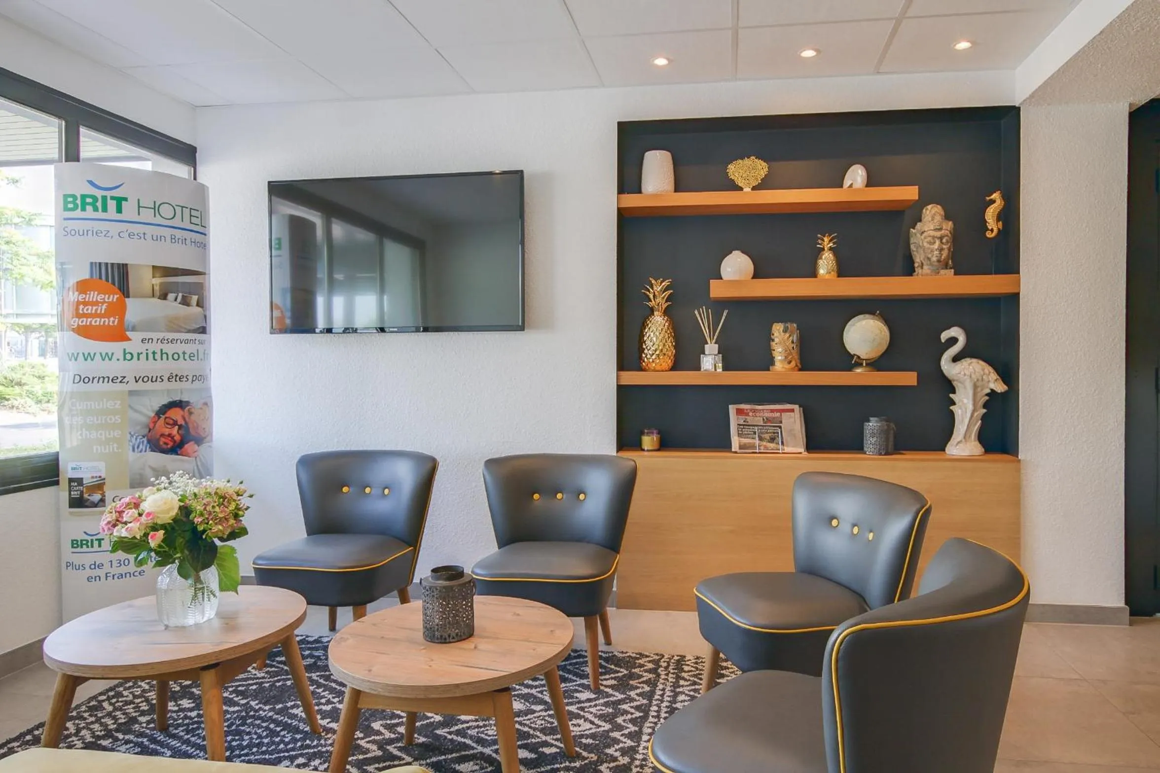 Seating area in Brit Hotel Reims La Neuvillette