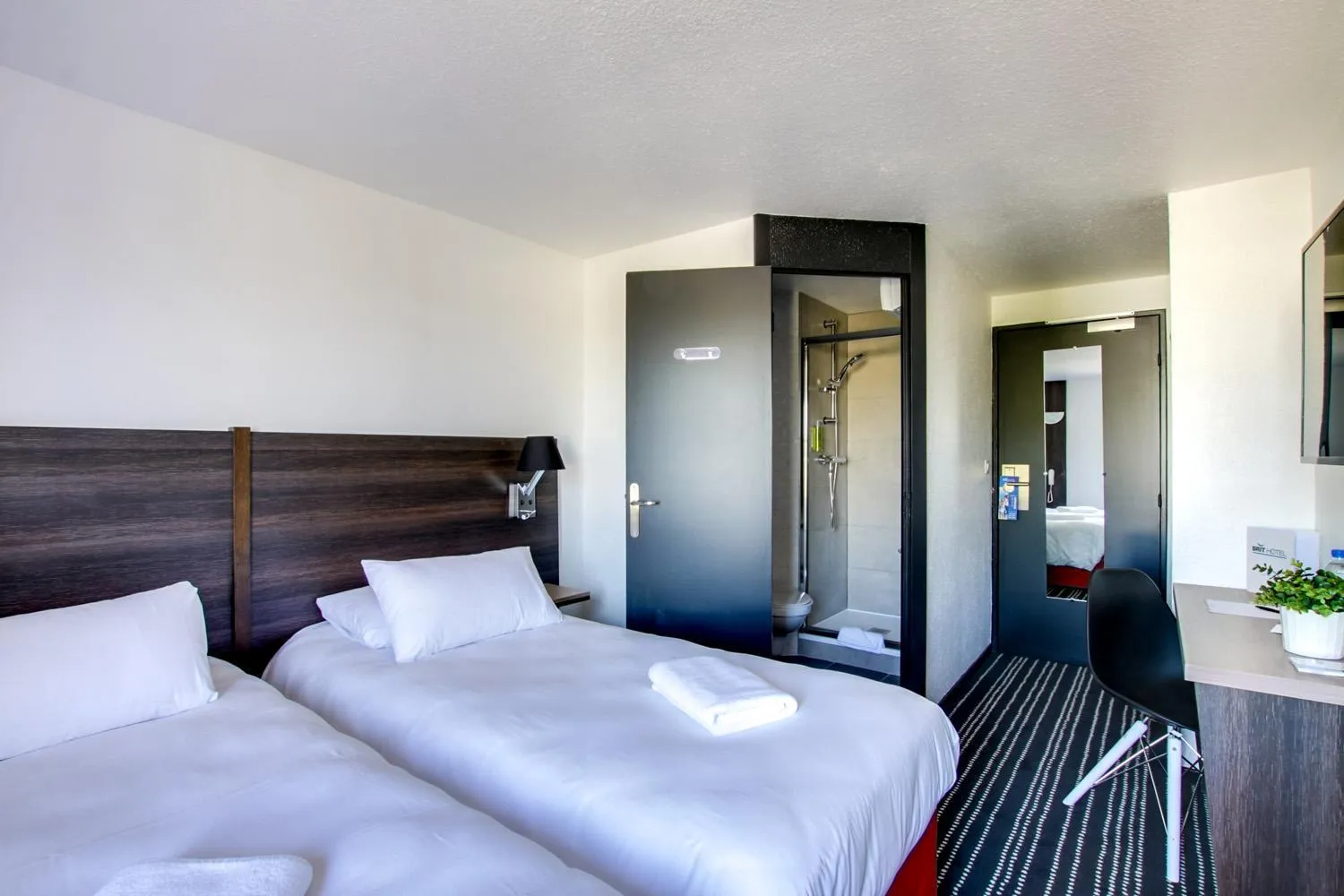 Bed in Brit Hotel Reims La Neuvillette