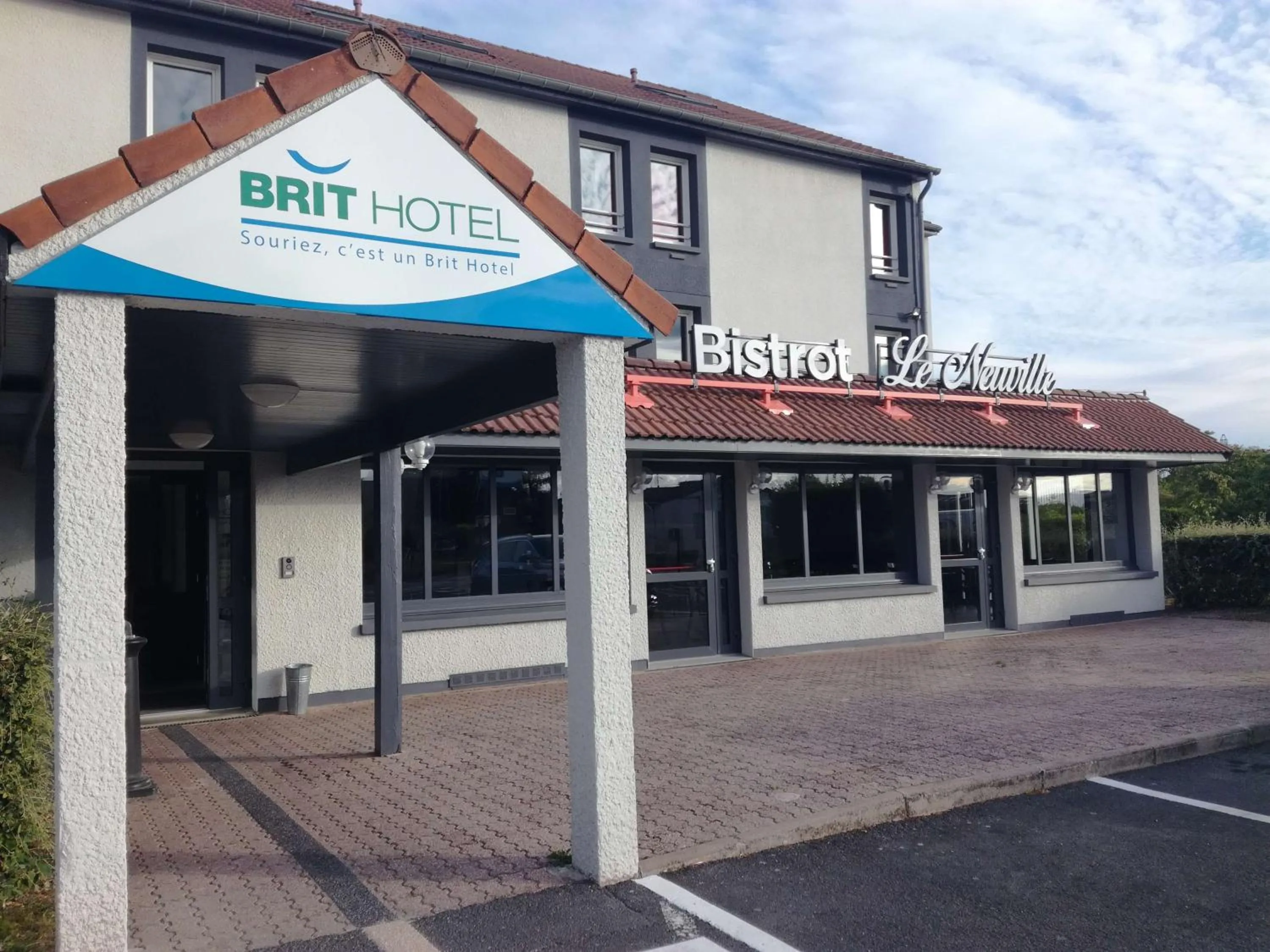 Property building in Brit Hotel Reims La Neuvillette