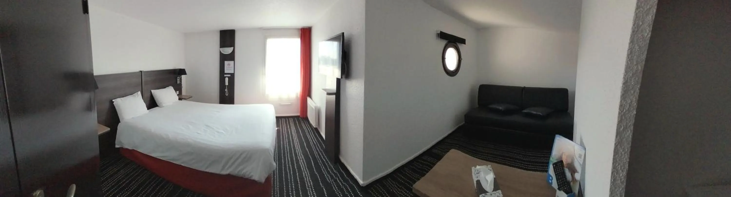 Property building, Bed in Brit Hotel Reims La Neuvillette
