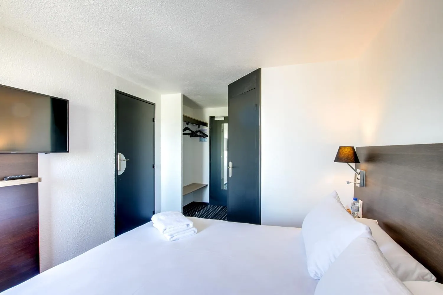 Property building, Bed in Brit Hotel Reims La Neuvillette