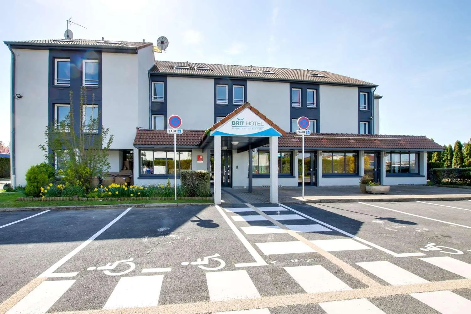 Property building in Brit Hotel Reims La Neuvillette