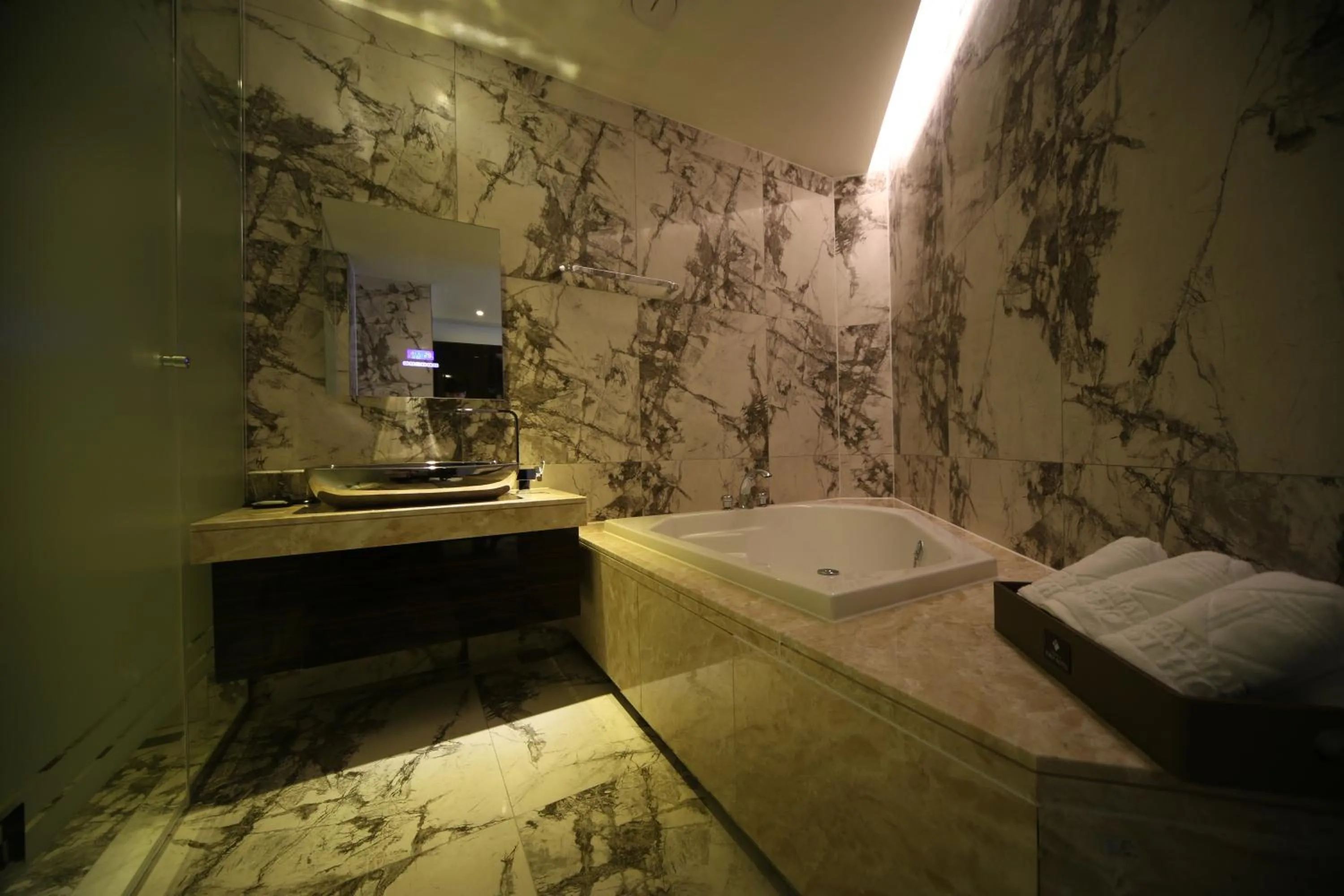 Hot Tub in First Hotel