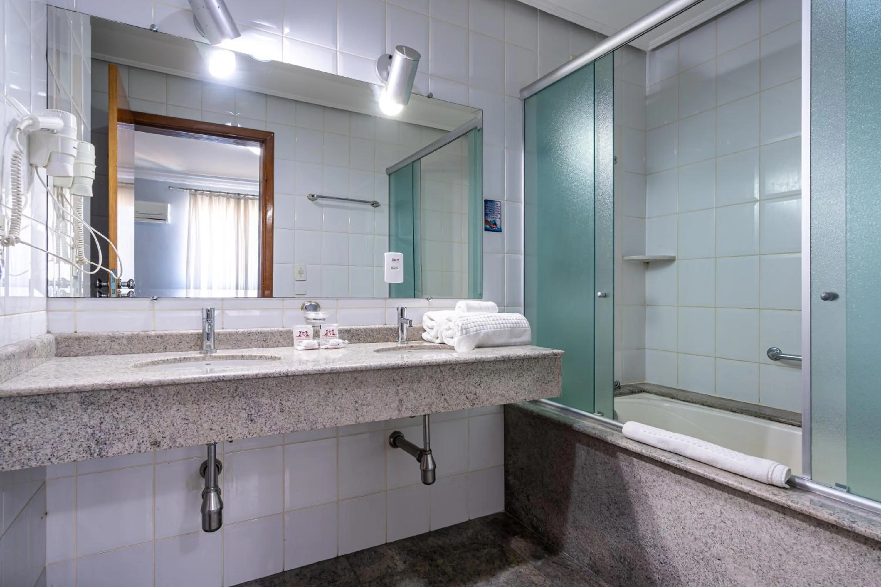 Shower in Carlton Plaza São José dos Campos