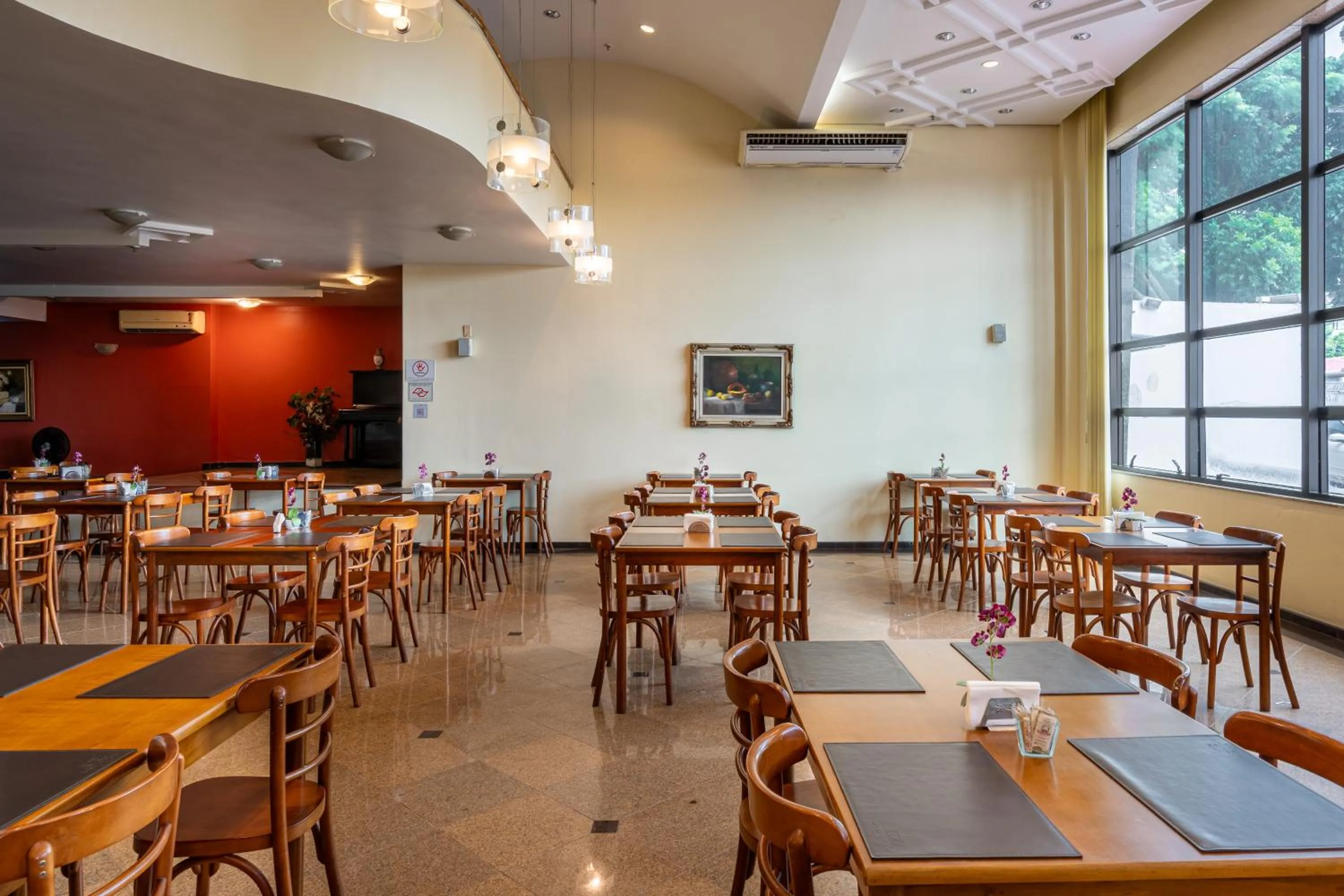 Restaurant/places to eat in Carlton Plaza São José dos Campos