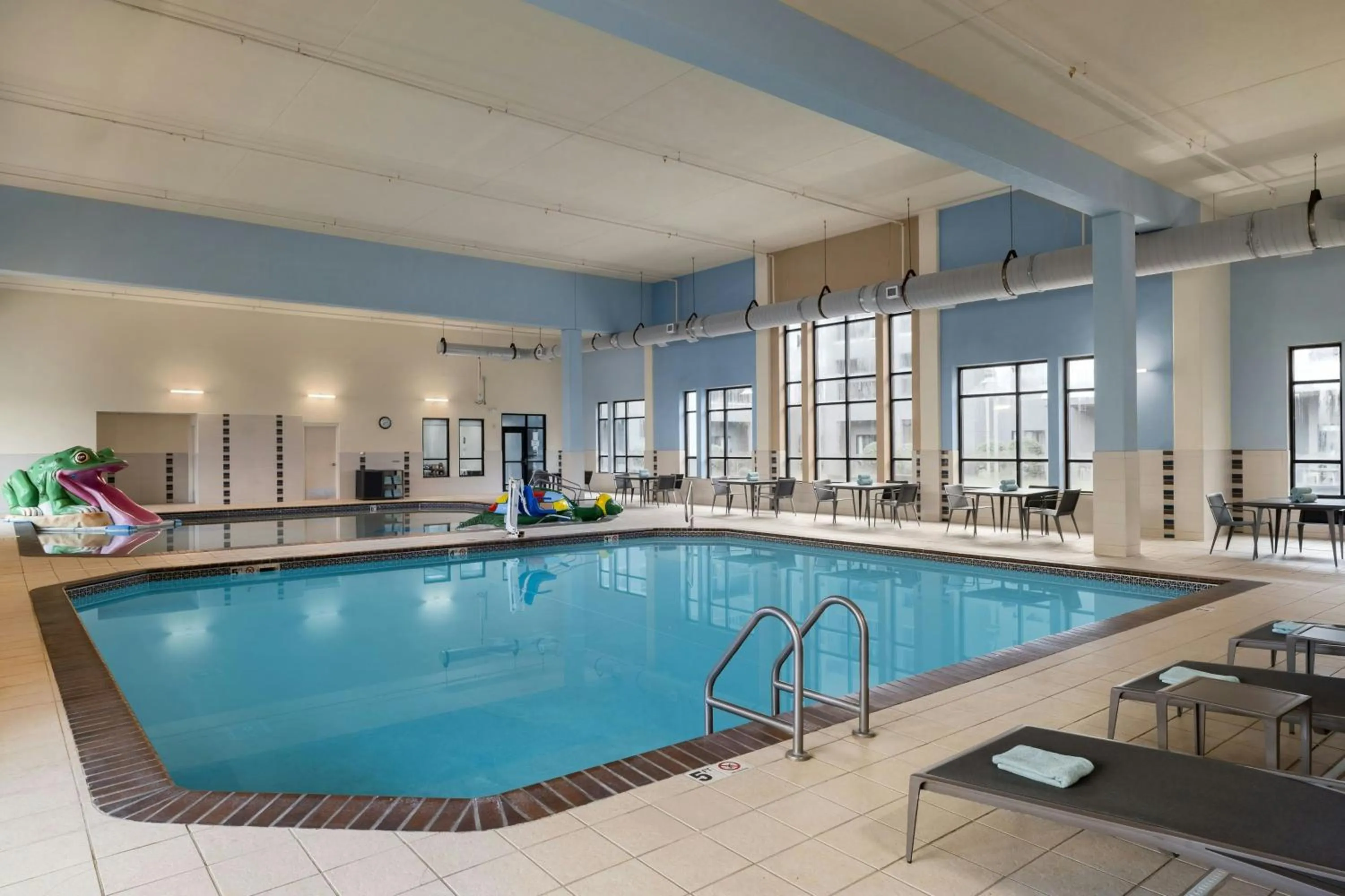 Swimming pool in Courtyard Fargo Moorhead, MN