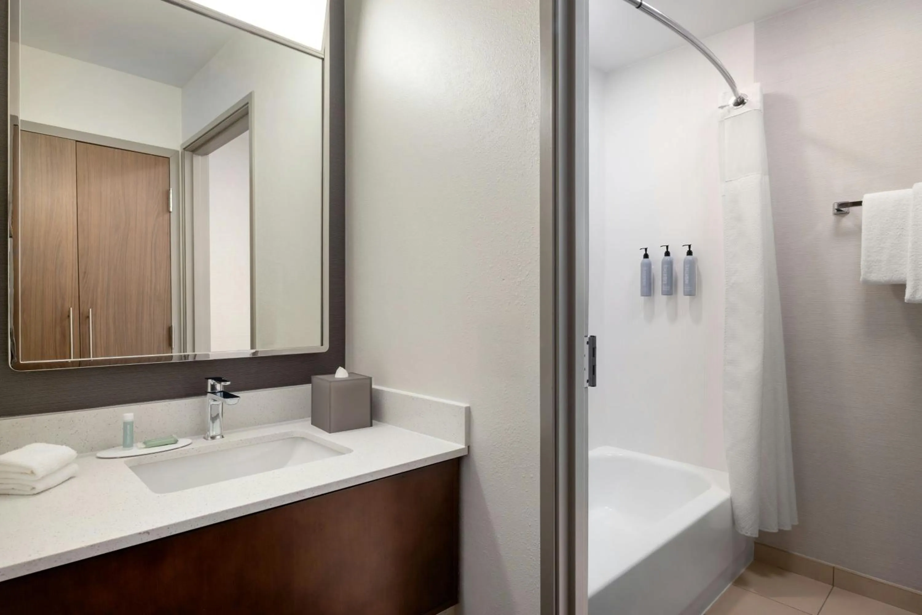 Photo of the whole room in Courtyard Fargo Moorhead, MN