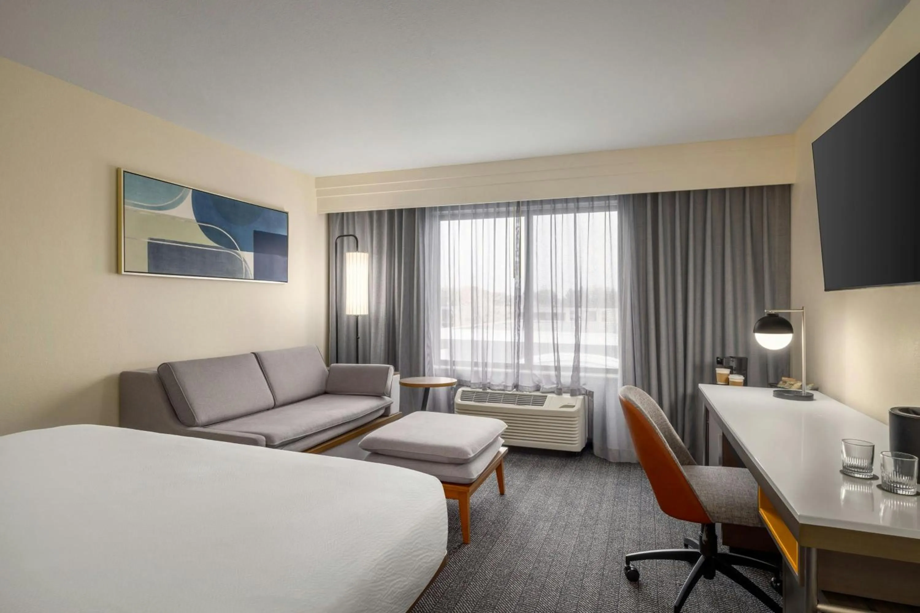 Photo of the whole room, Bed in Courtyard Fargo Moorhead, MN