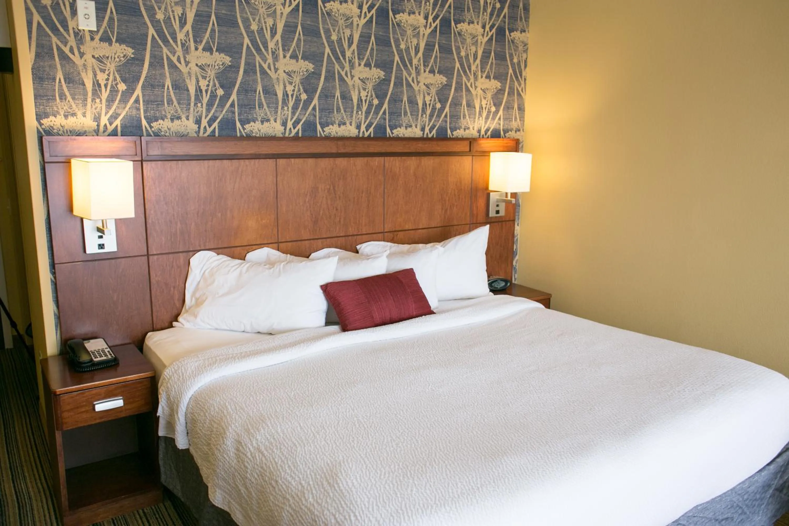 Bed in Courtyard Fargo Moorhead, MN