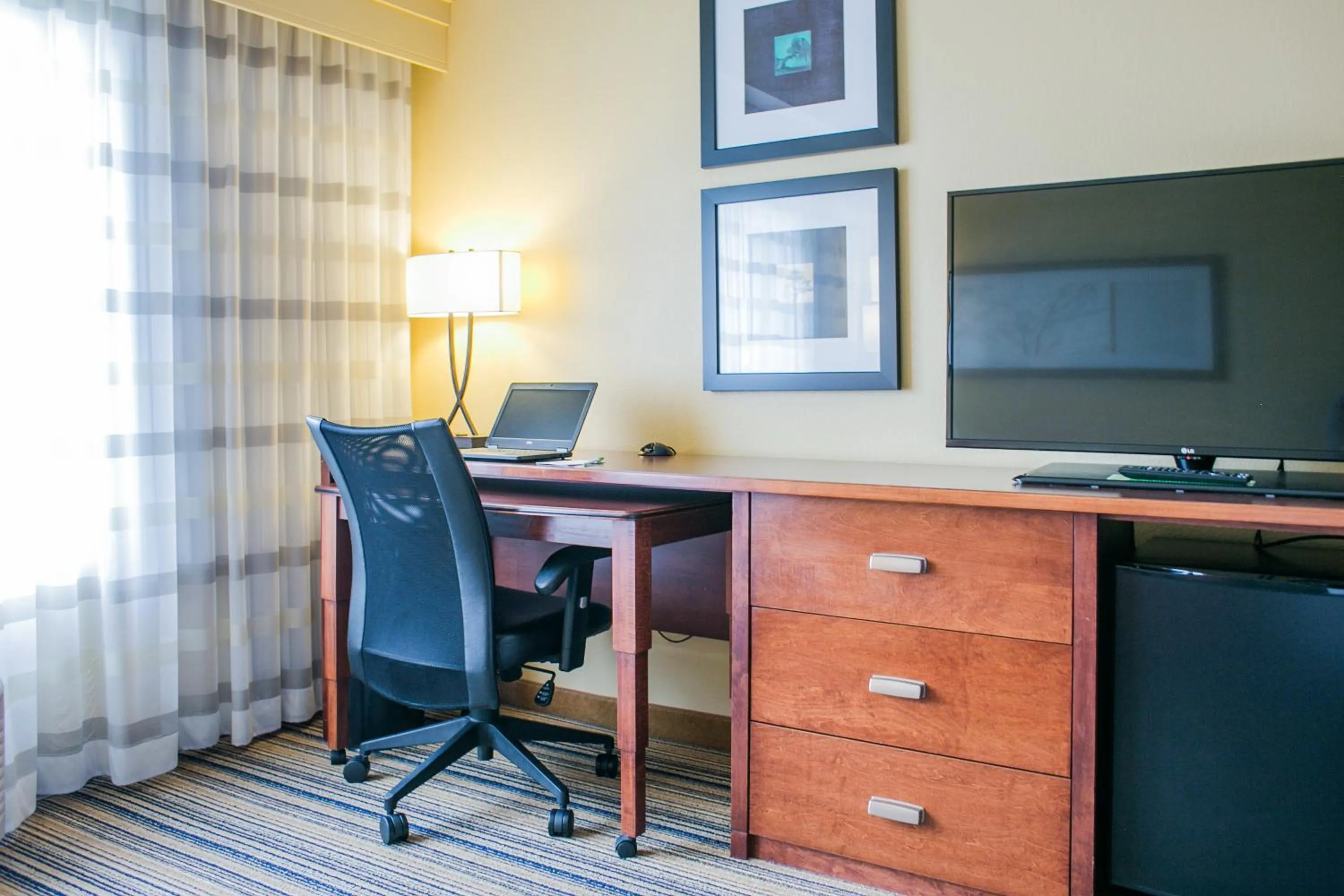 TV and multimedia in Courtyard Fargo Moorhead, MN