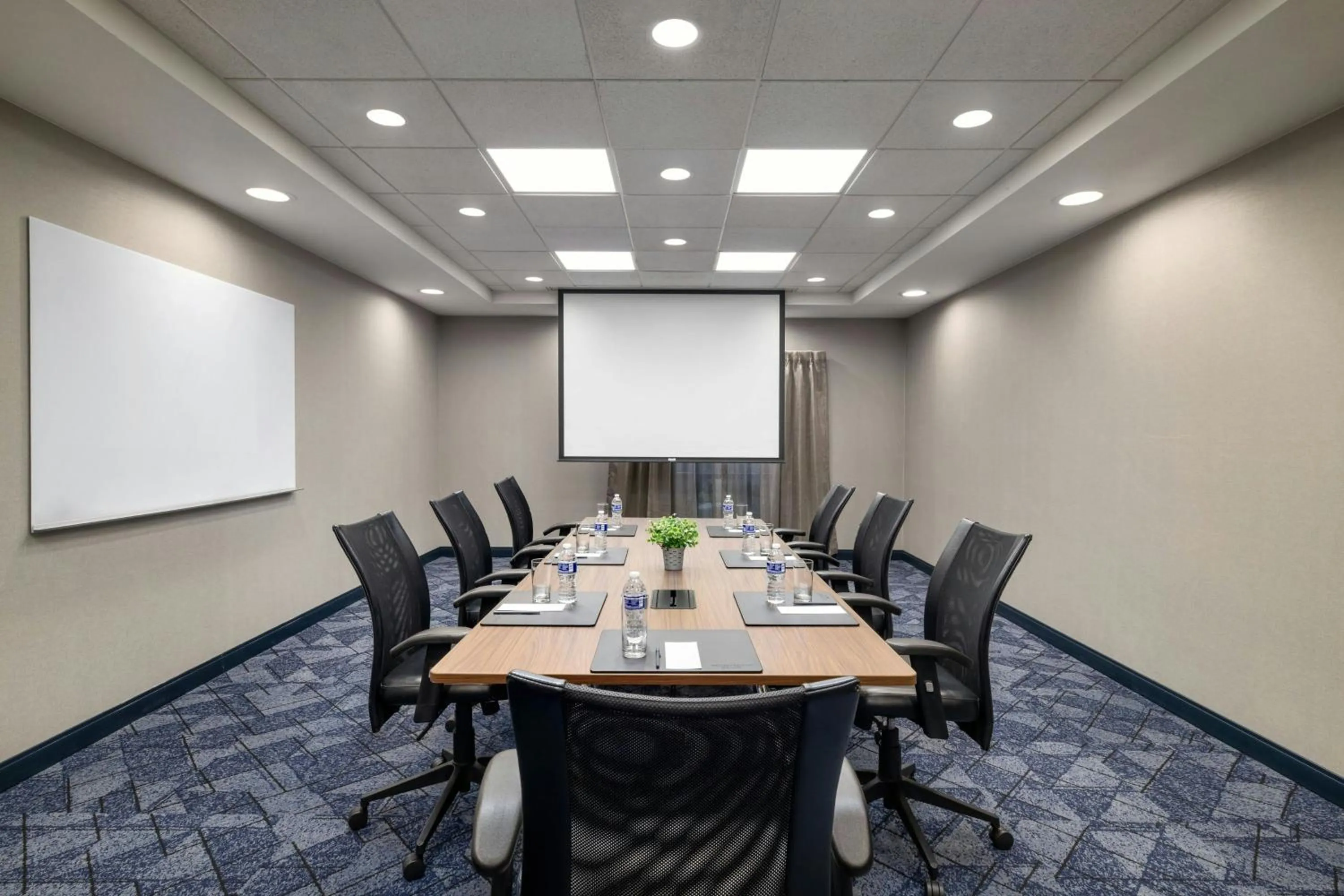 Meeting/conference room in Courtyard Fargo Moorhead, MN