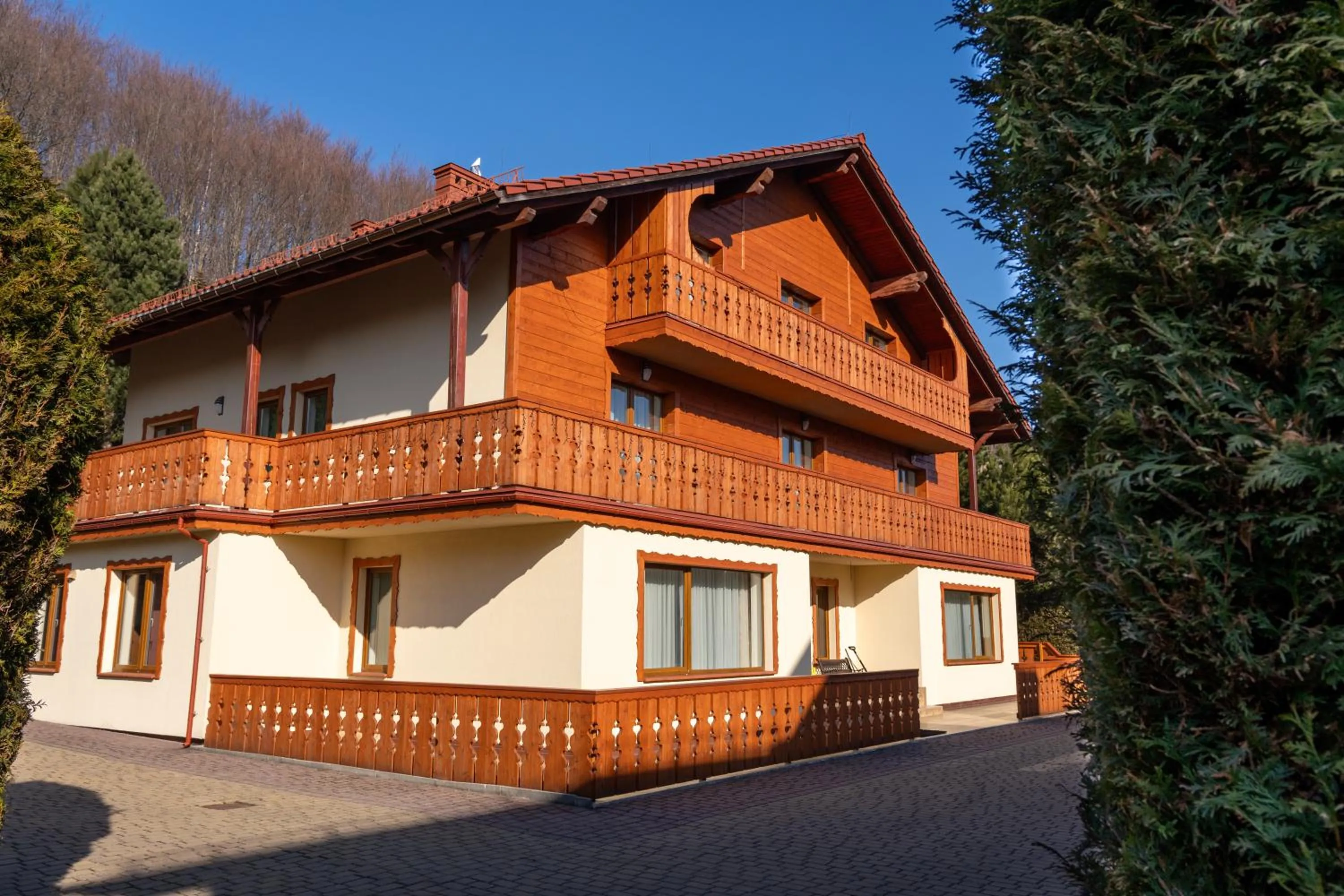 Property building in Willa i Wzgórze Jerrego Apartamenty i pokoje z widokiem na góry