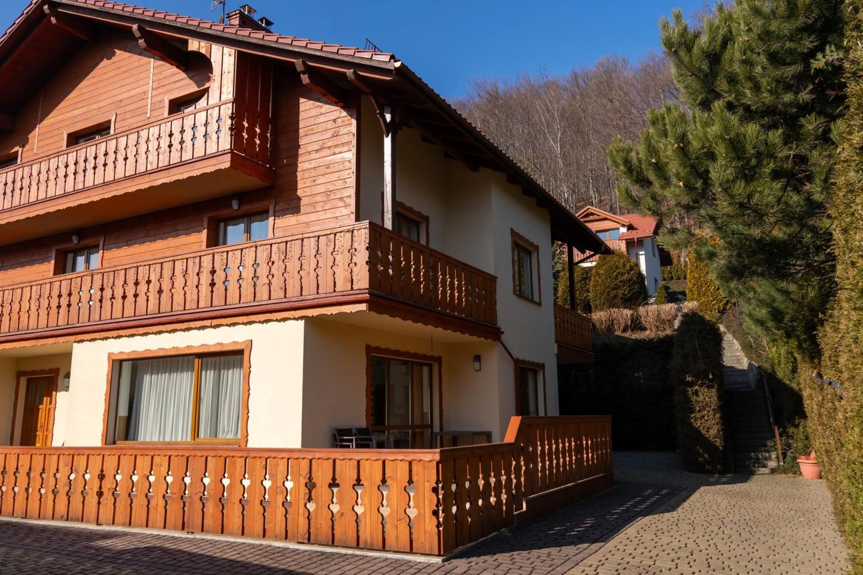 Property building in Willa i Wzgórze Jerrego Apartamenty i pokoje z widokiem na góry