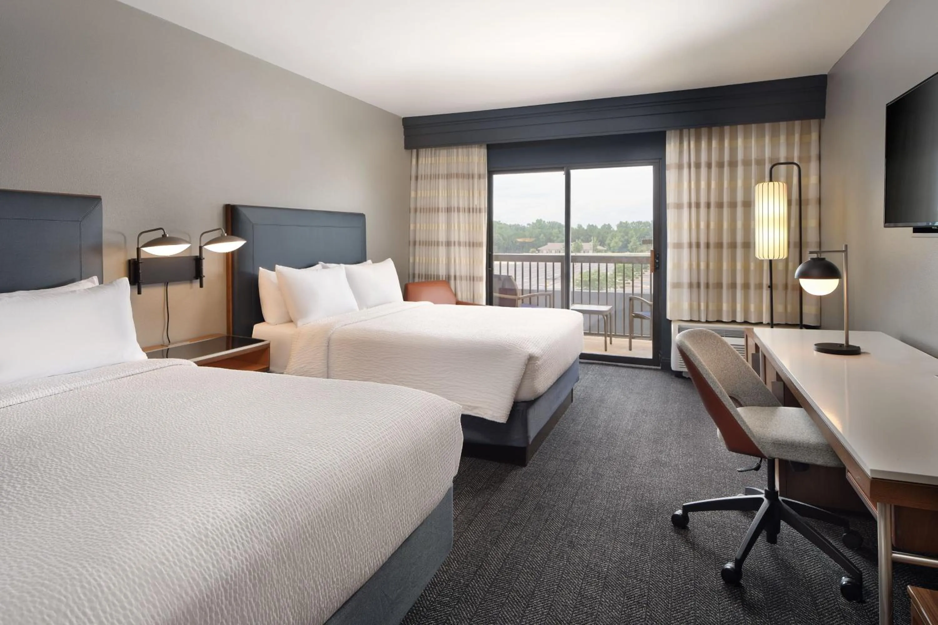 Photo of the whole room, Bed in Courtyard Florence South Carolina