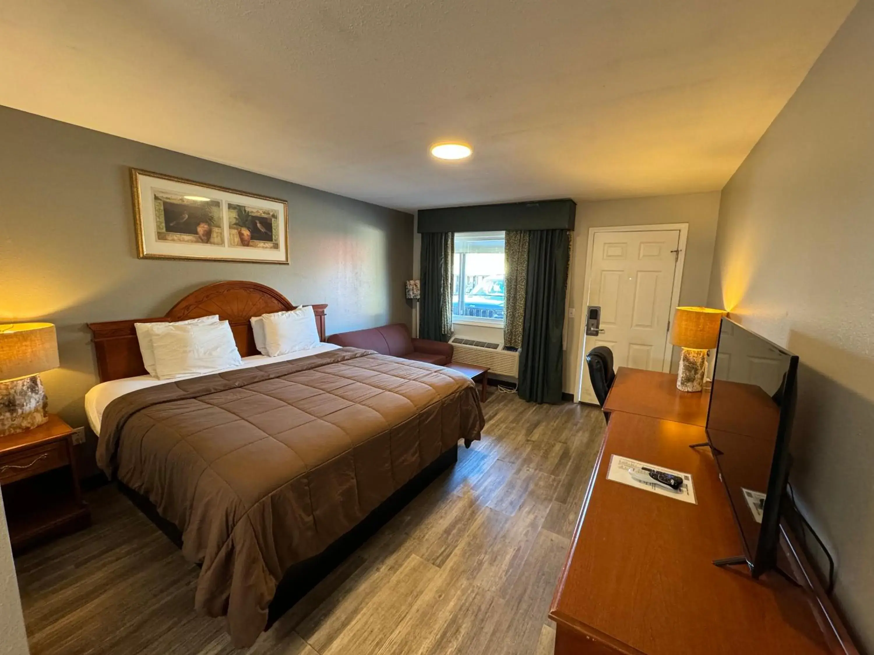 Superior King Room - Non-Smoking in Ozark Inn & Suites Superior King Room - Non-Smoking in Ozark Inn & Suites