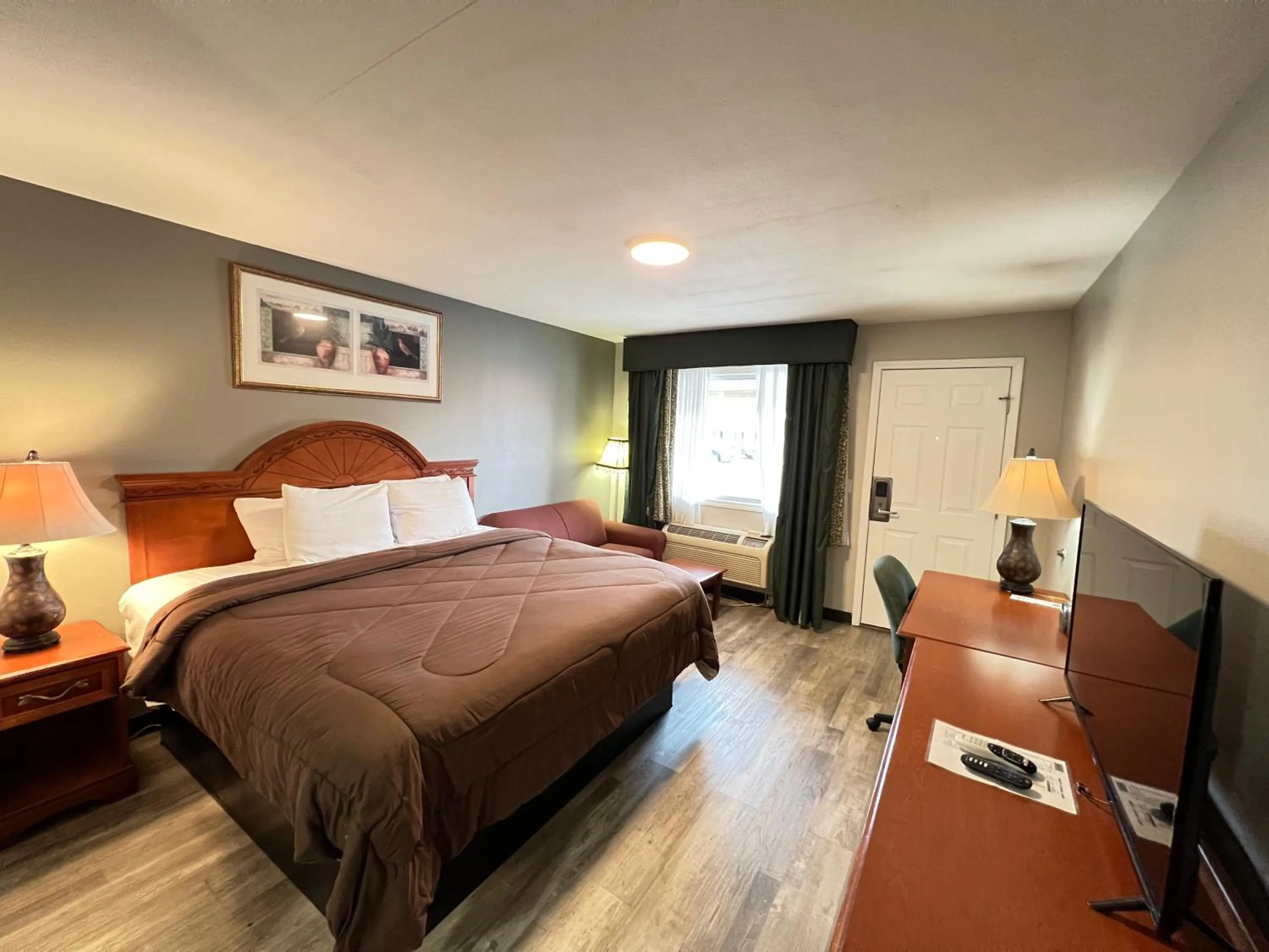 Bed in Ozark Inn & Suites