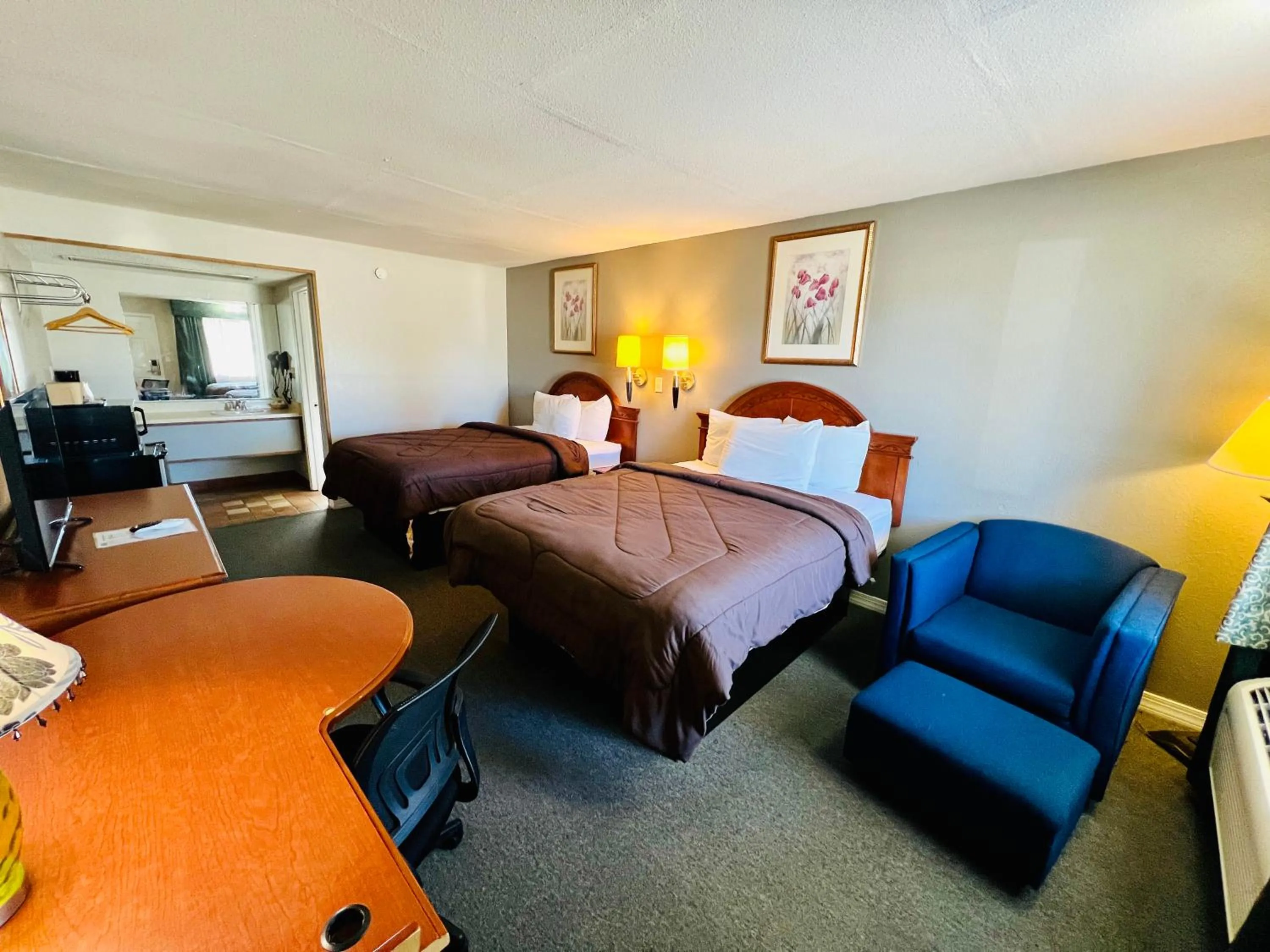 Bed in Ozark Inn & Suites