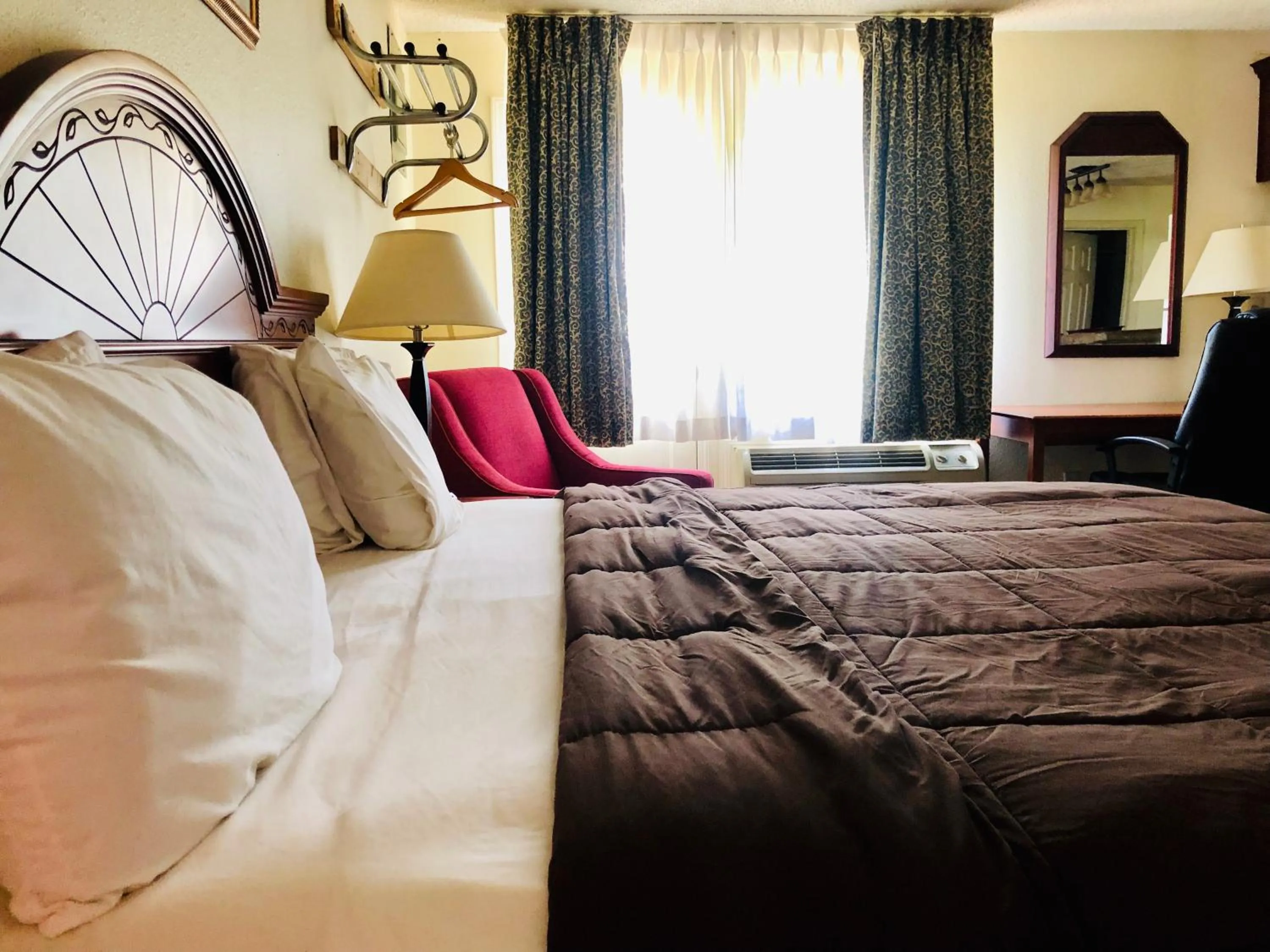 Bed in Ozark Inn & Suites