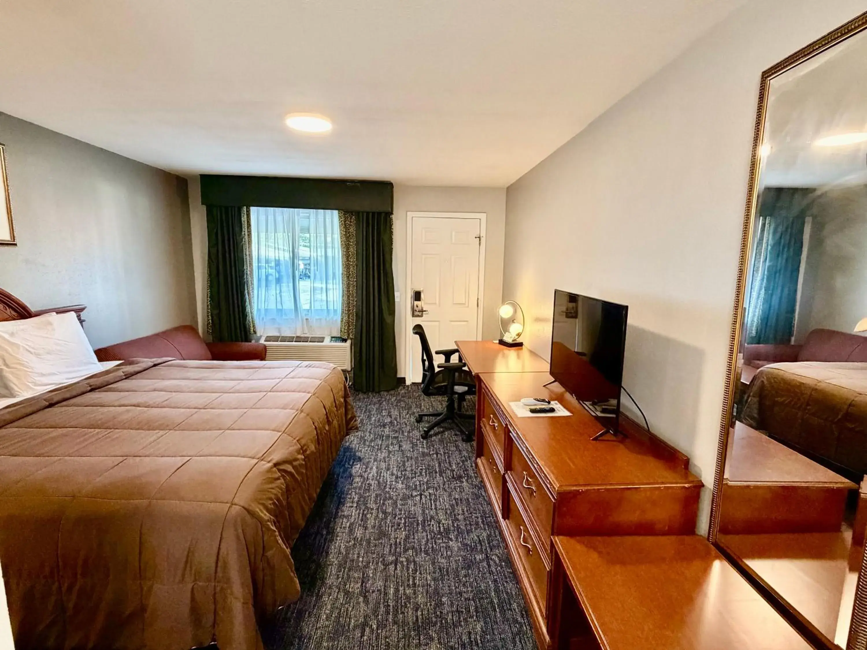 Superior King Room - Non-Smoking in Ozark Inn & Suites Superior King Room - Non-Smoking in Ozark Inn & Suites