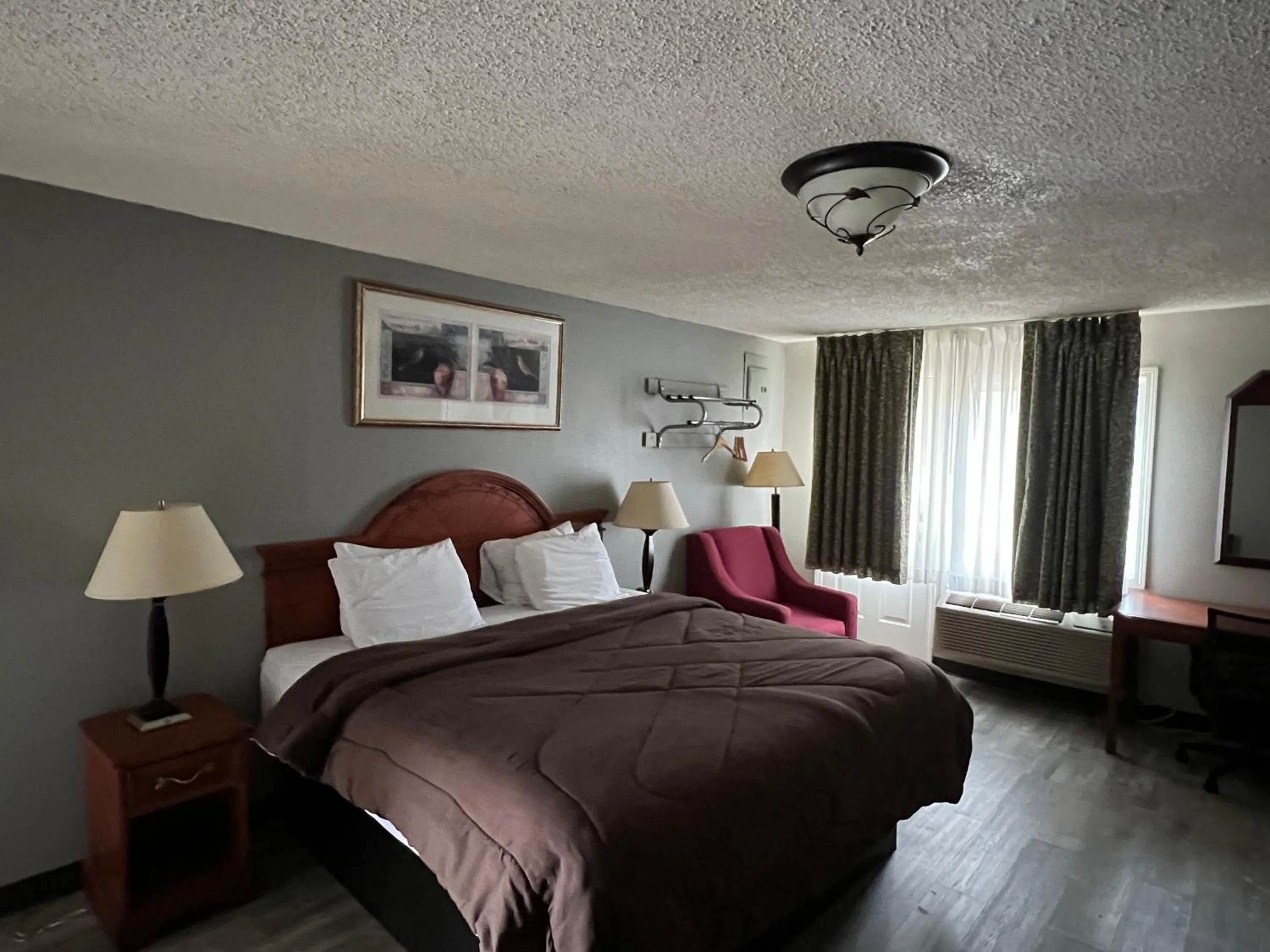 Bed in Ozark Inn & Suites