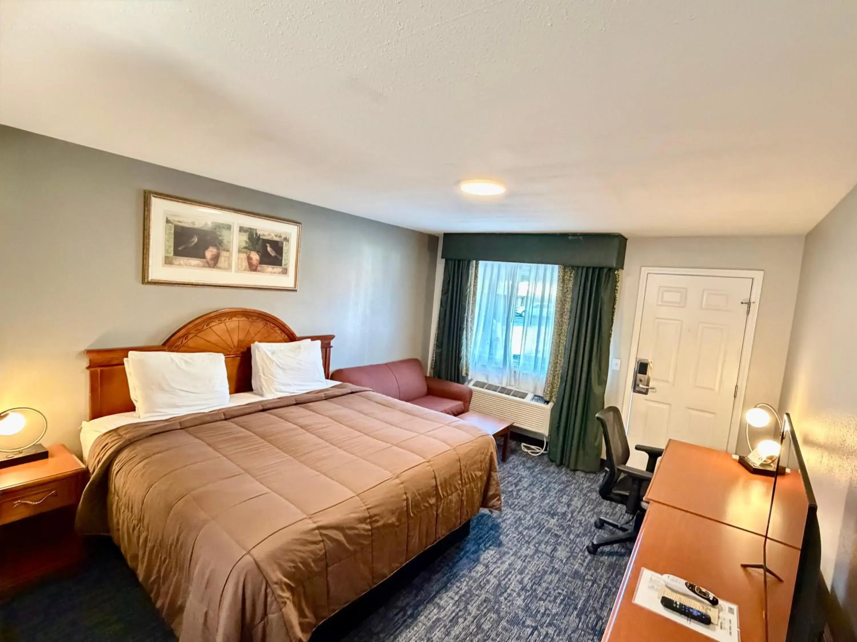 King Room - Smoking in Ozark Inn & Suites King Room - Smoking in Ozark Inn & Suites