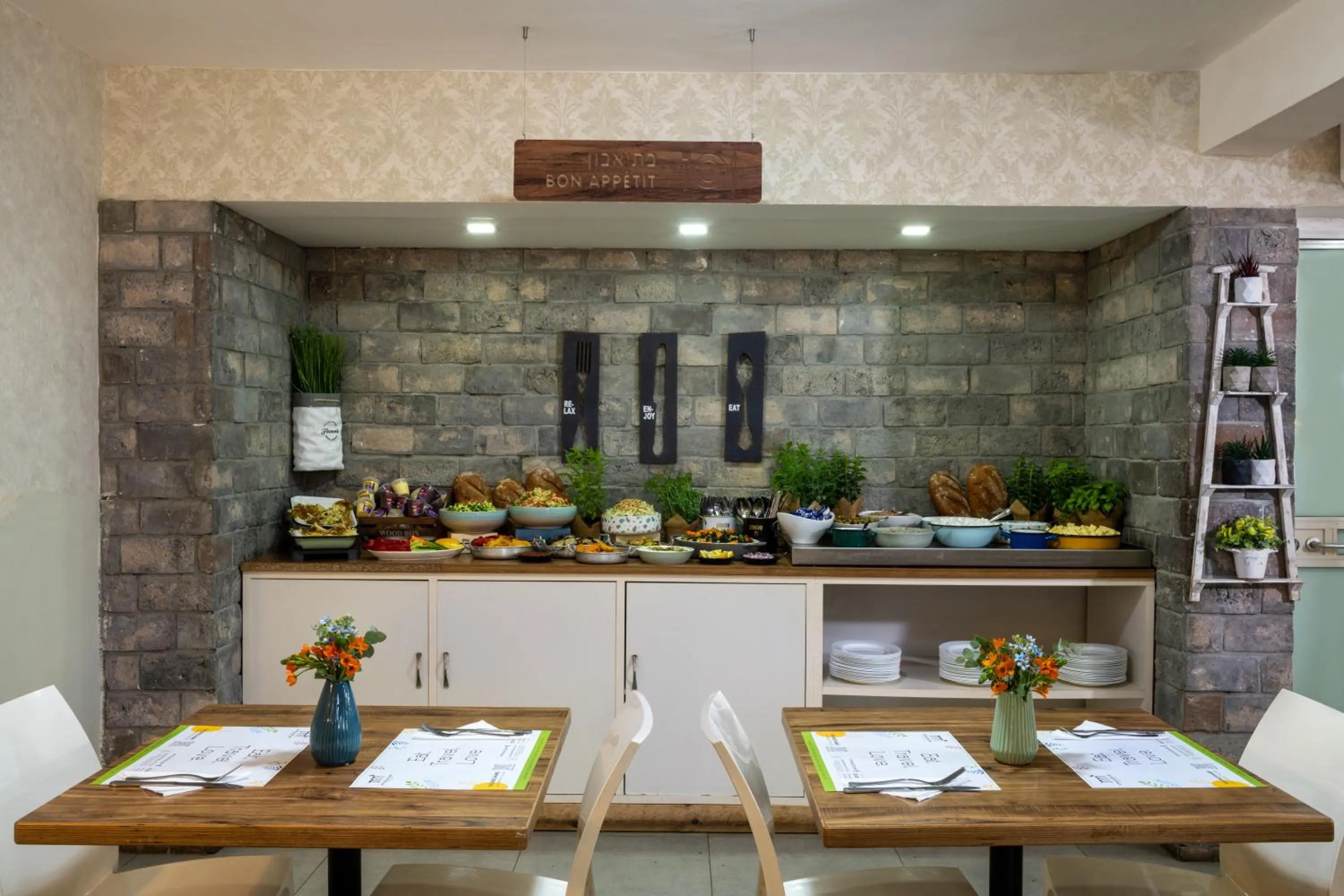 Restaurant/places to eat in Travel Hotel Eilon