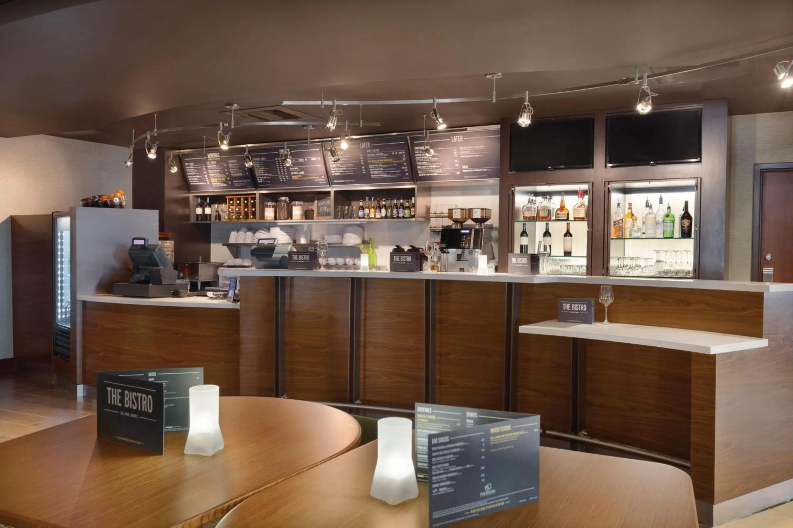 Breakfast in Courtyard by Marriott Fort Smith Downtown