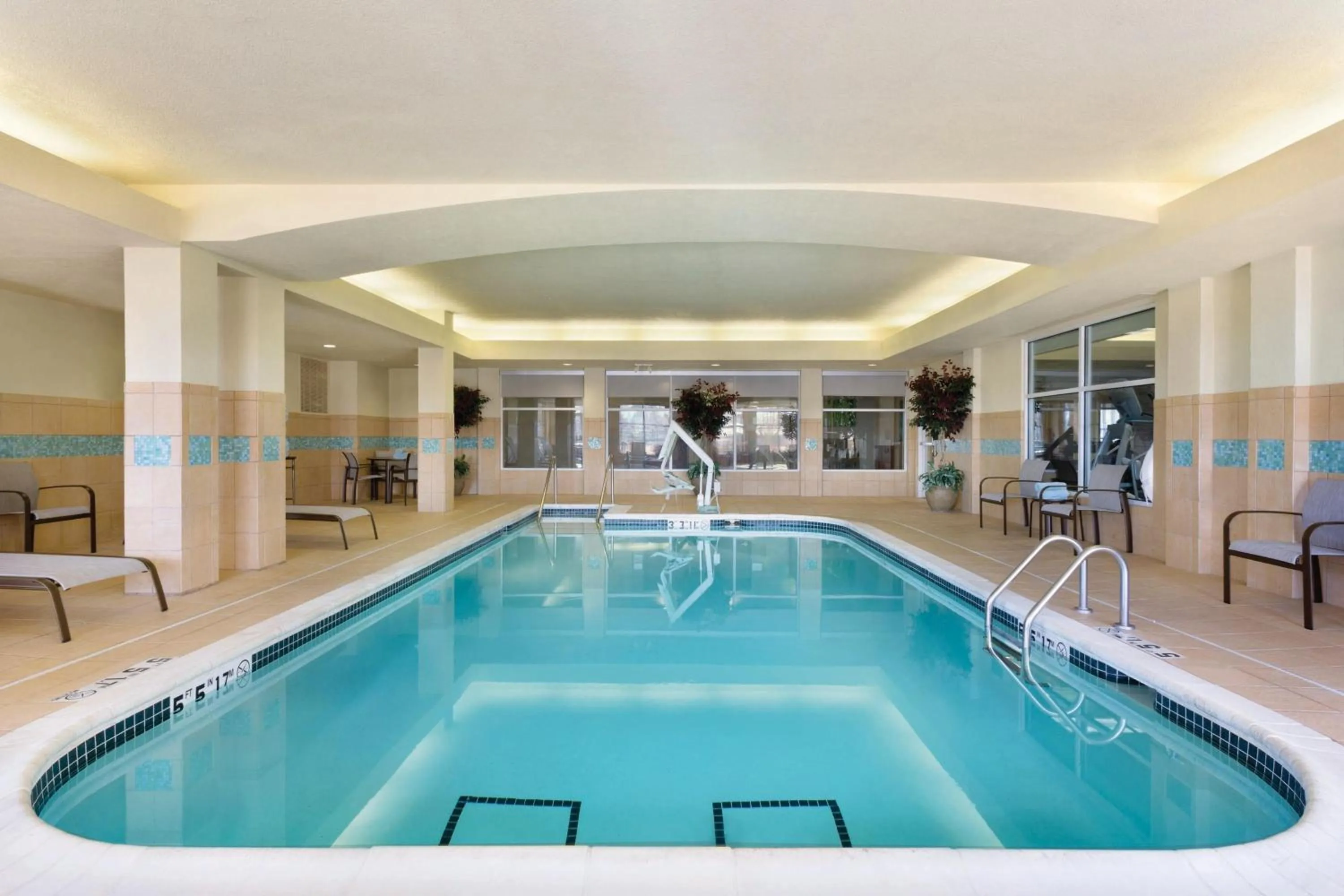 Swimming pool in Courtyard by Marriott Fort Smith Downtown