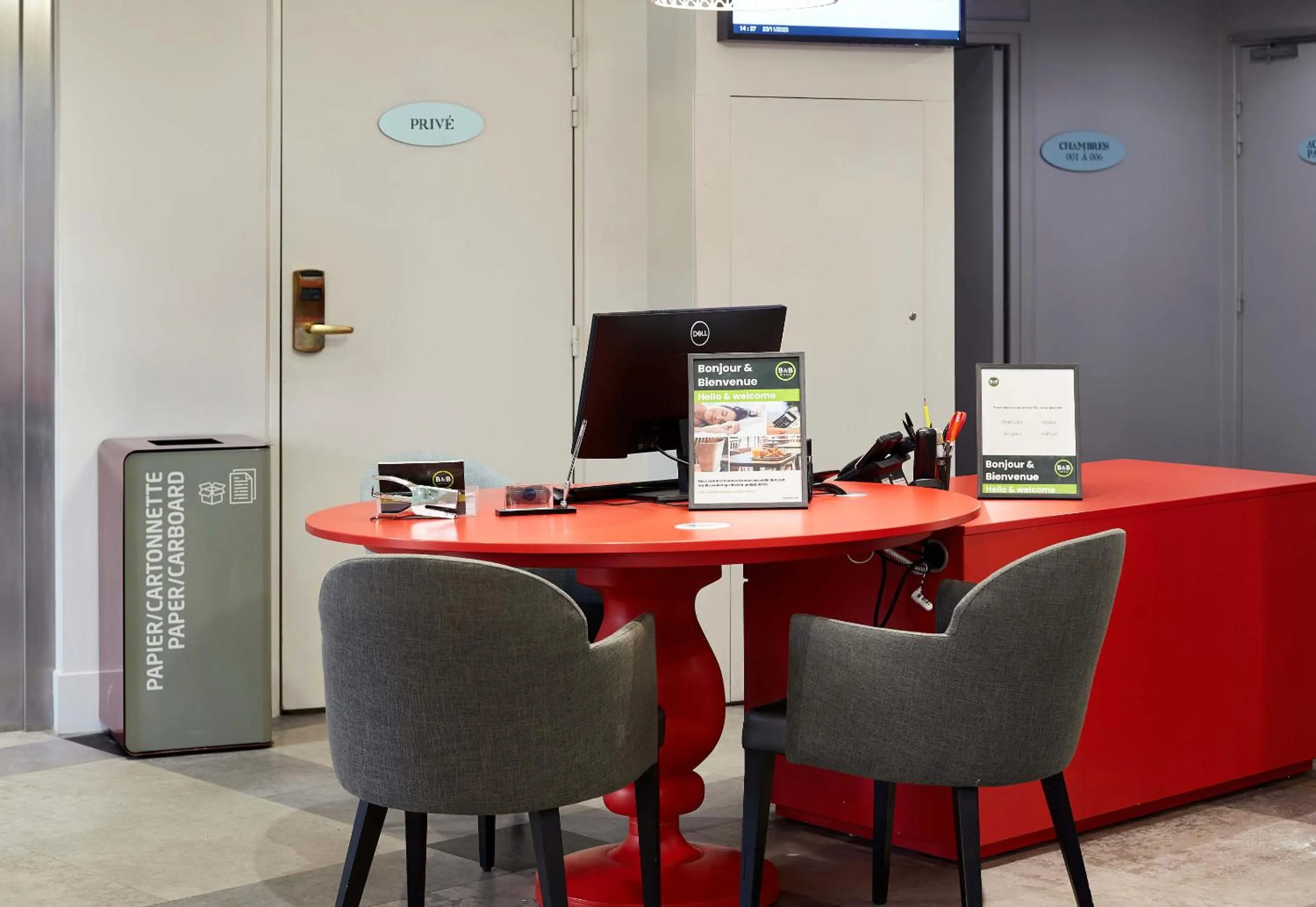 Lobby or reception in B&B HOTEL Saint-Maur Créteil