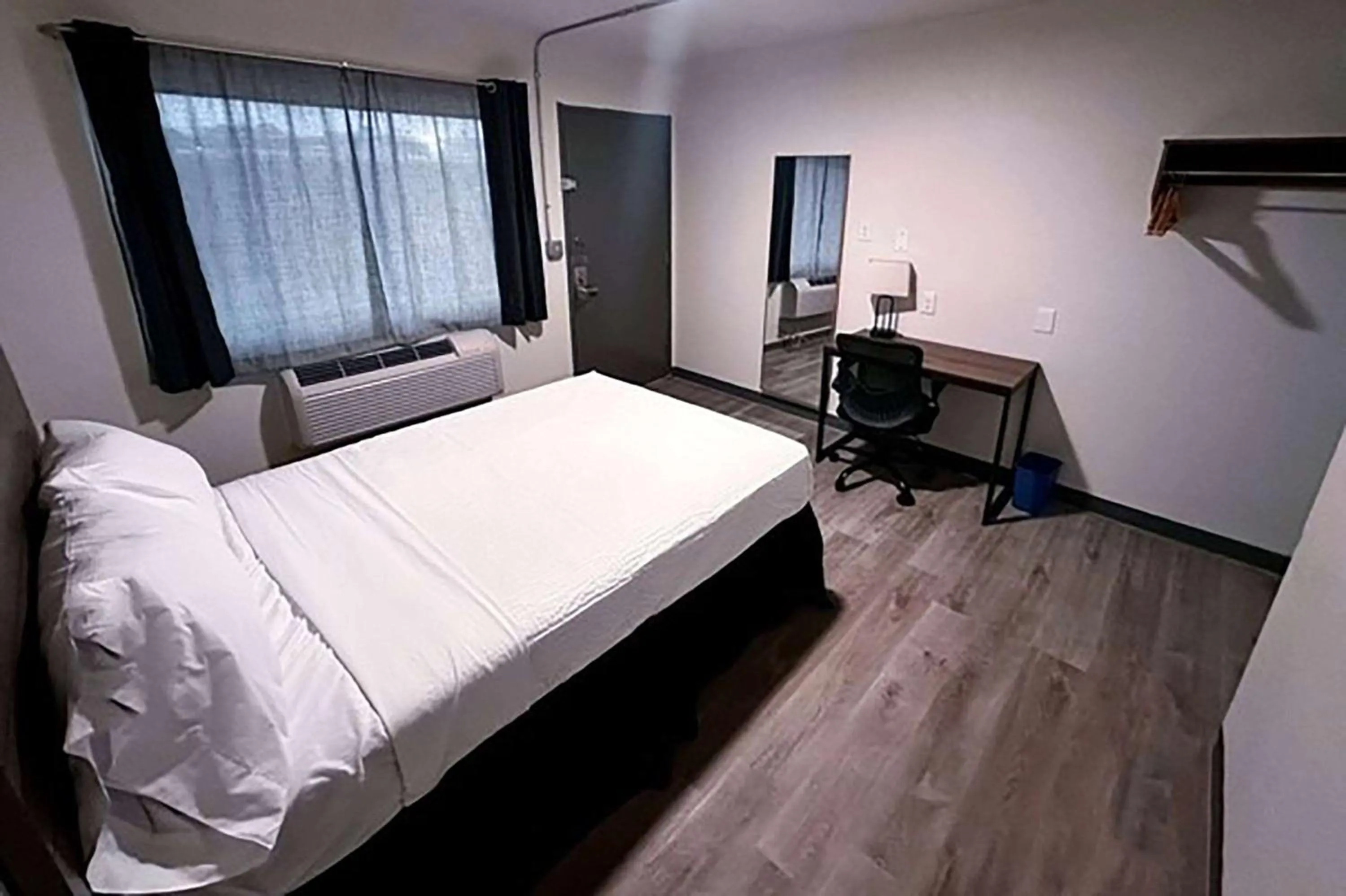 Photo of the whole room, Bed in Studio City Suites, a Travelodge by Wyndham