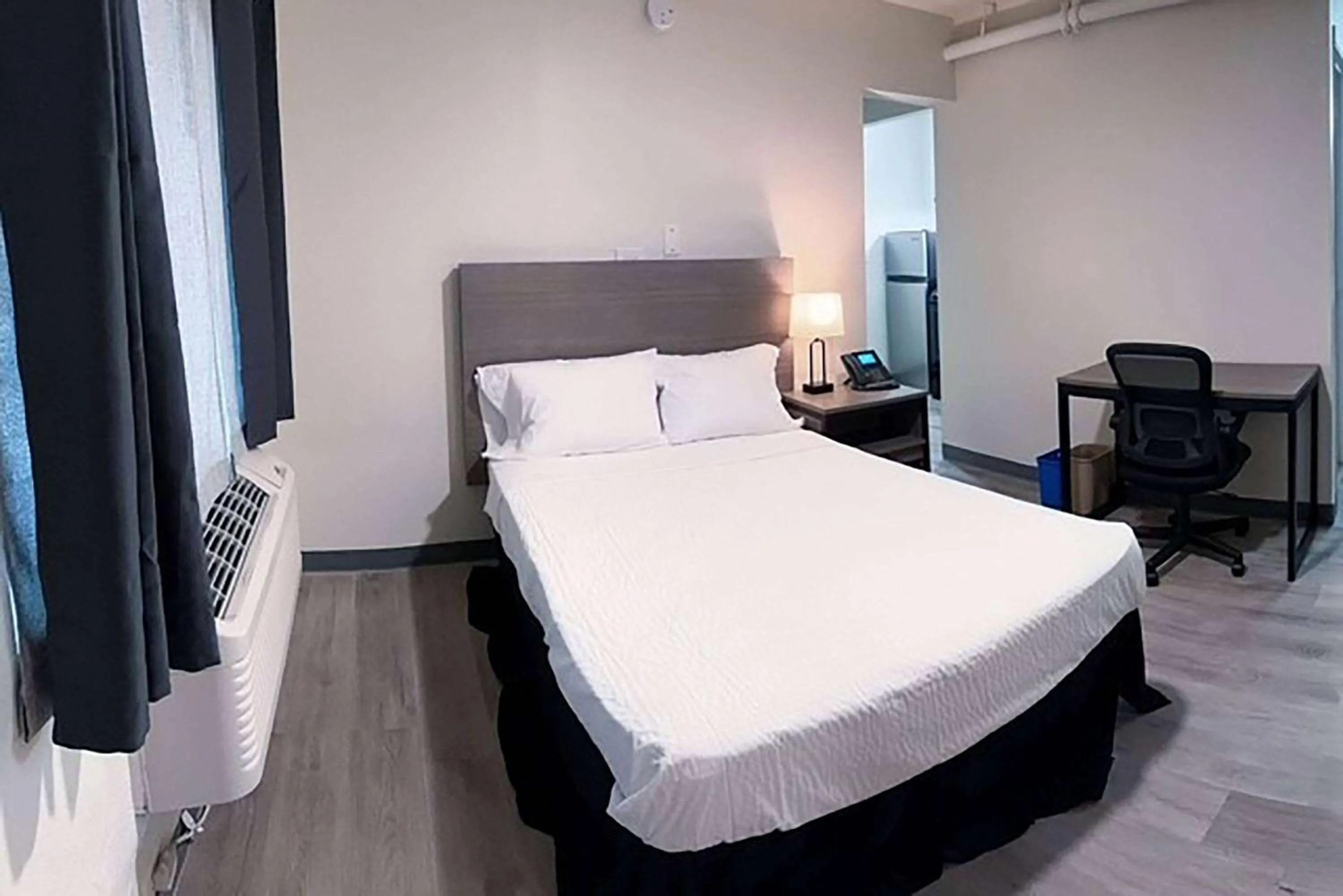 Photo of the whole room, Bed in Studio City Suites, a Travelodge by Wyndham