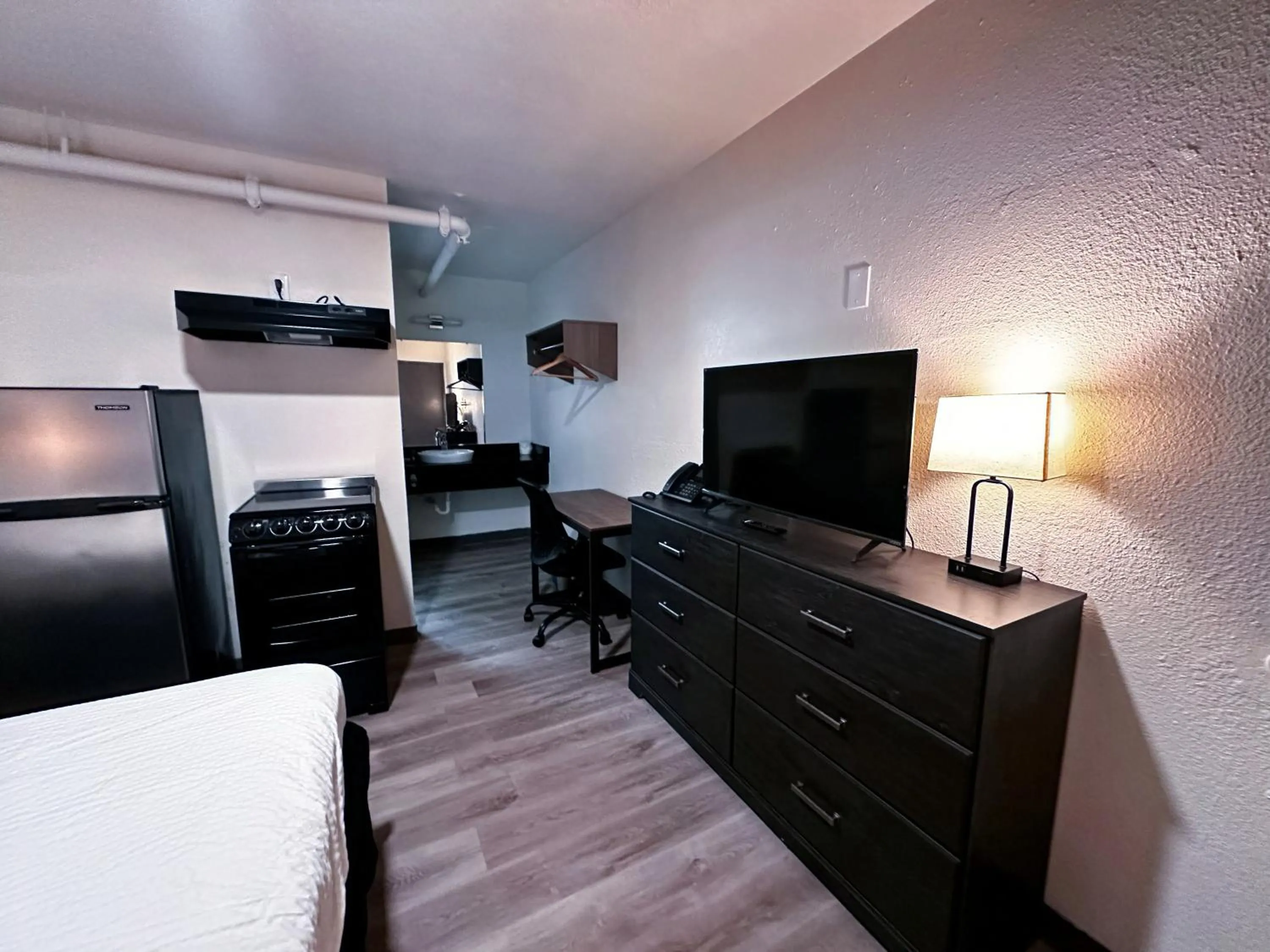TV and multimedia, Bed in Studio City Suites, a Travelodge by Wyndham